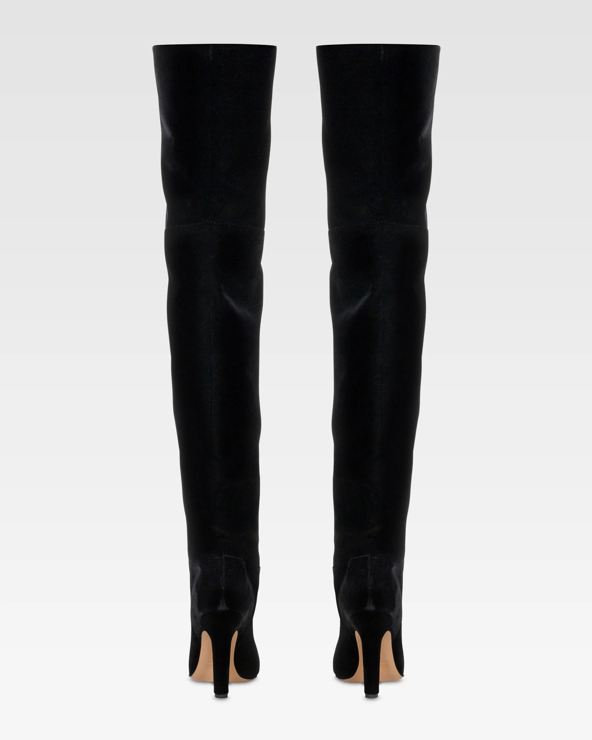 Over-the-knee boots in black velvet. 4 Over-the-knee boots in black velvet.
