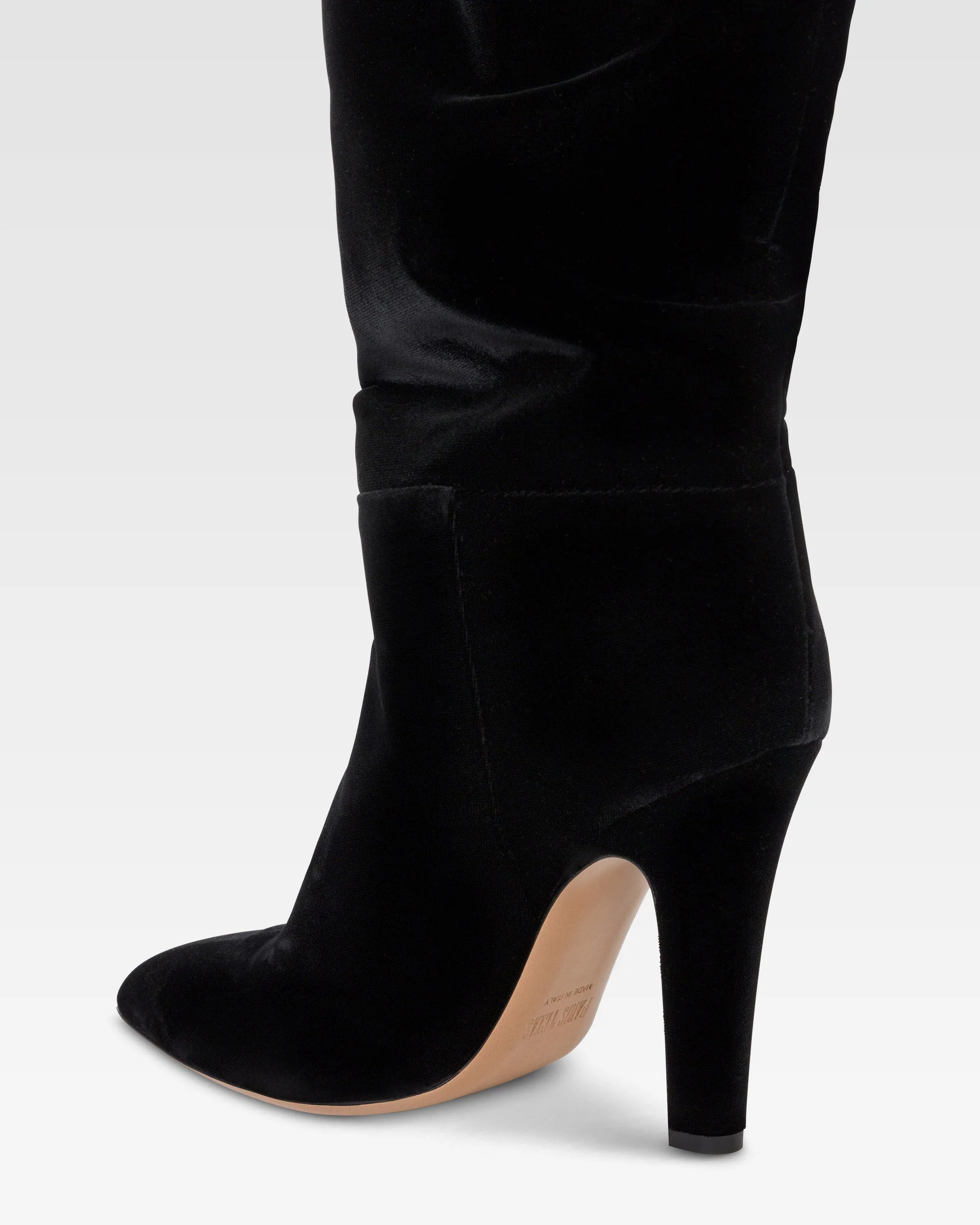 Over-the-knee boots in black velvet. 5 Over-the-knee boots in black velvet.