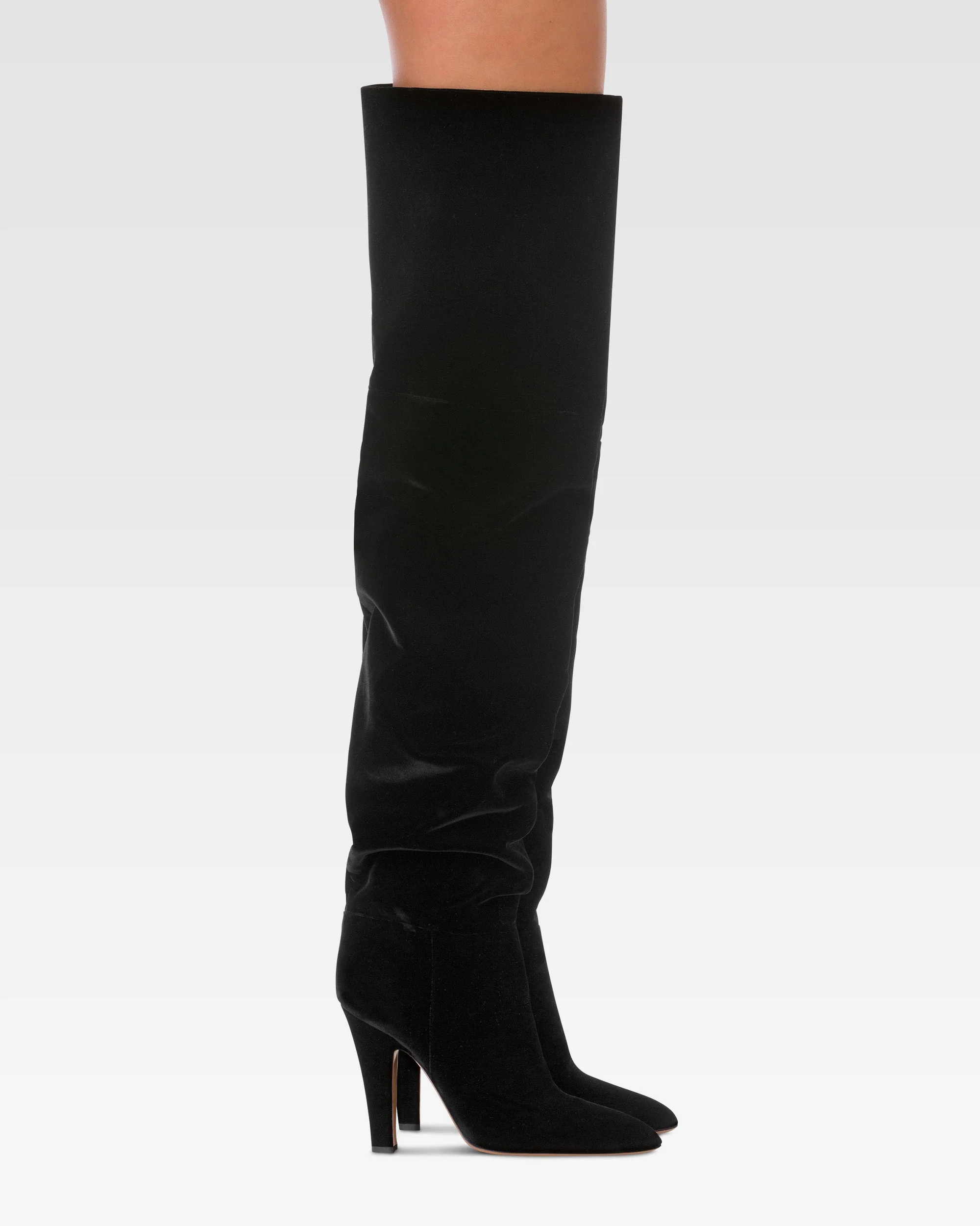Over-the-knee boots in black velvet. 6 Over-the-knee boots in black velvet.