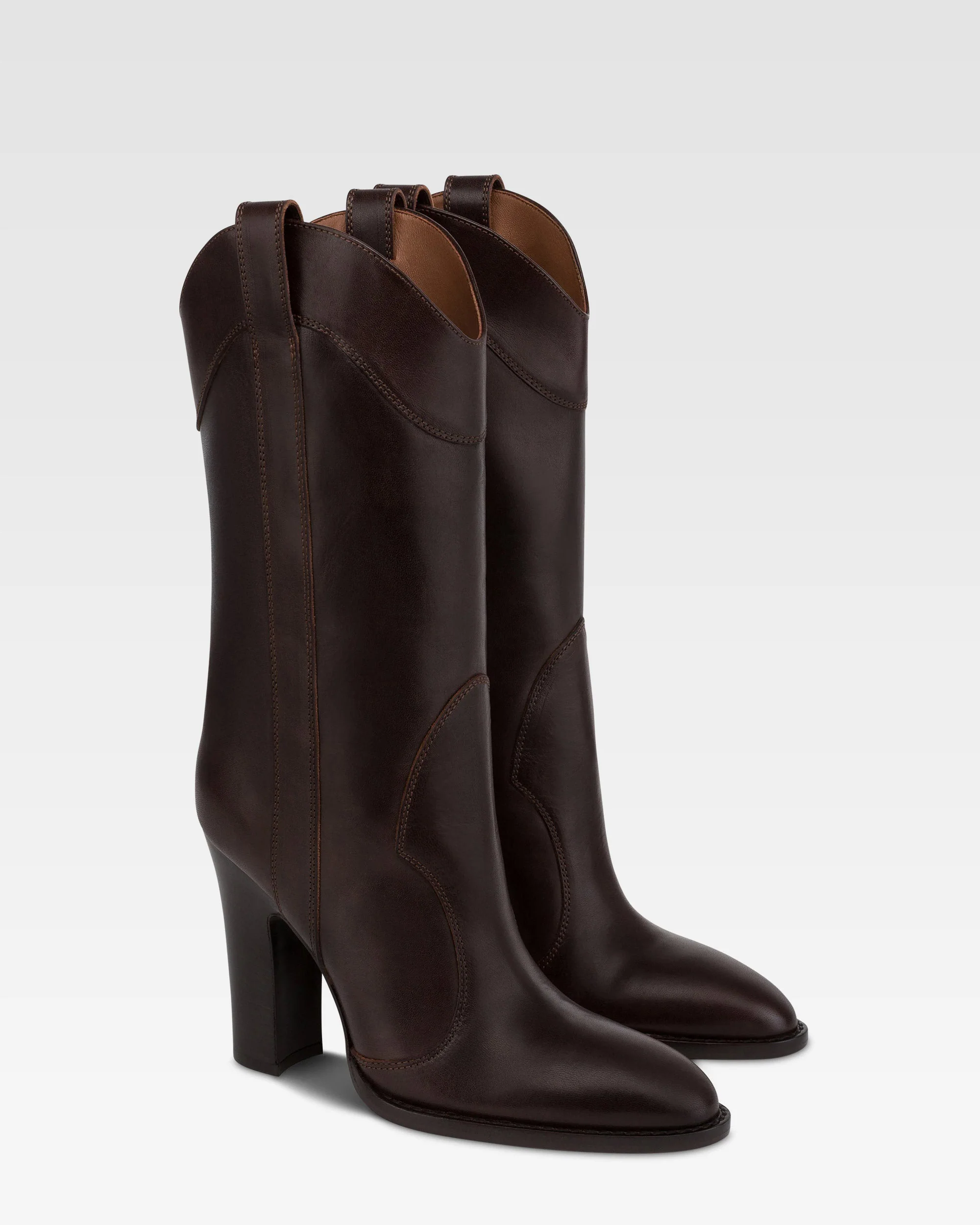 Boots in ebony calf leather.