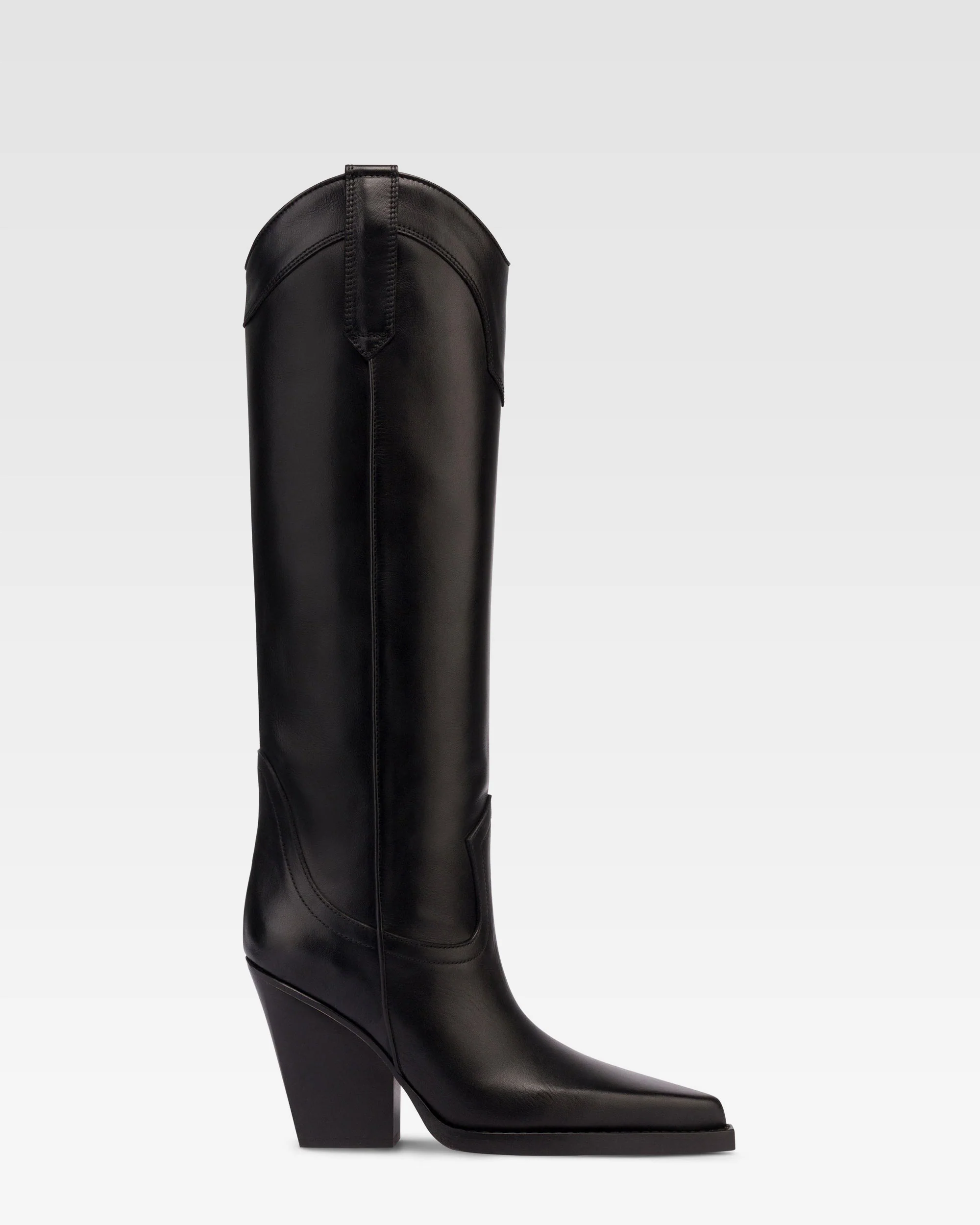 Boots in black leather