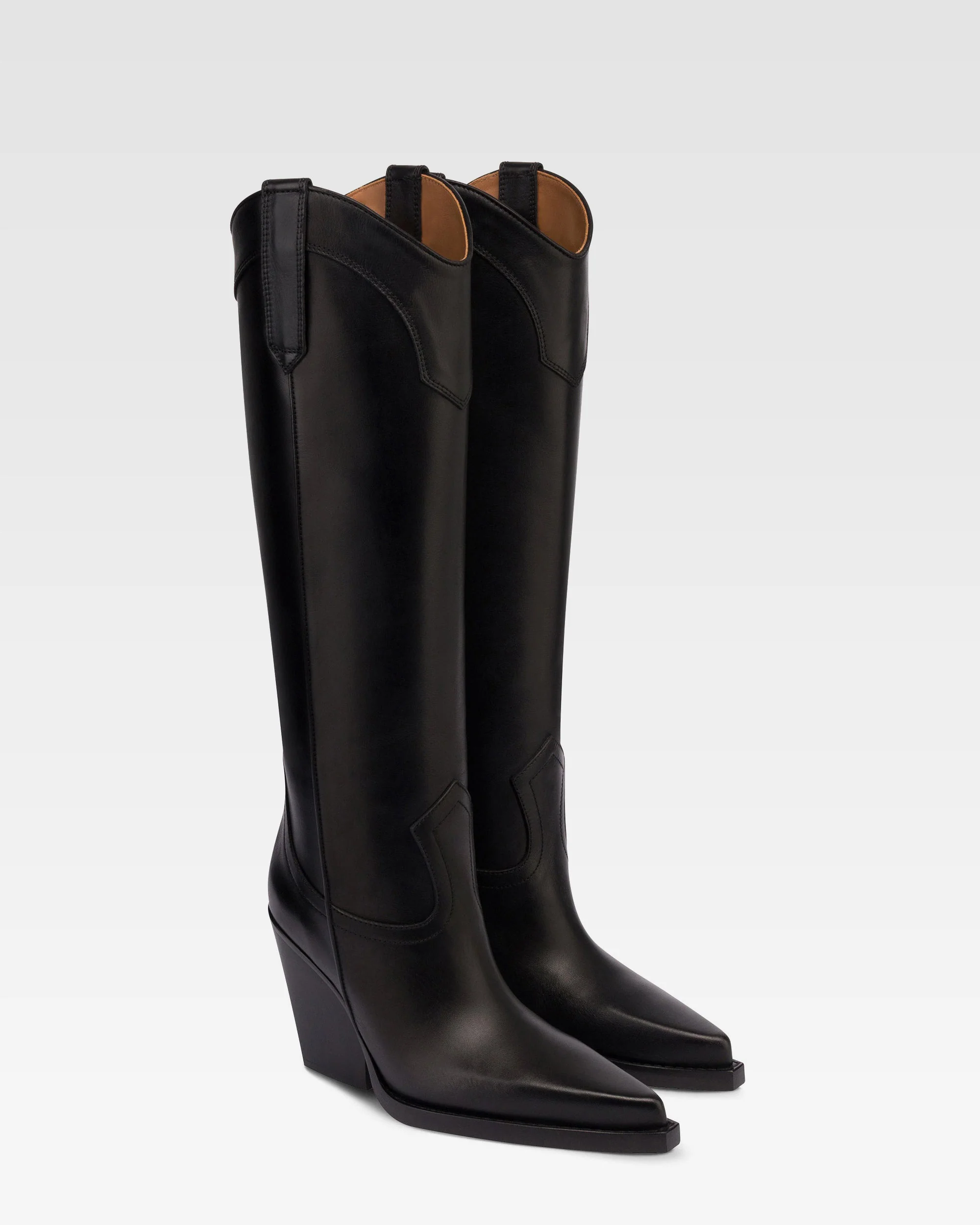 Boots in black leather