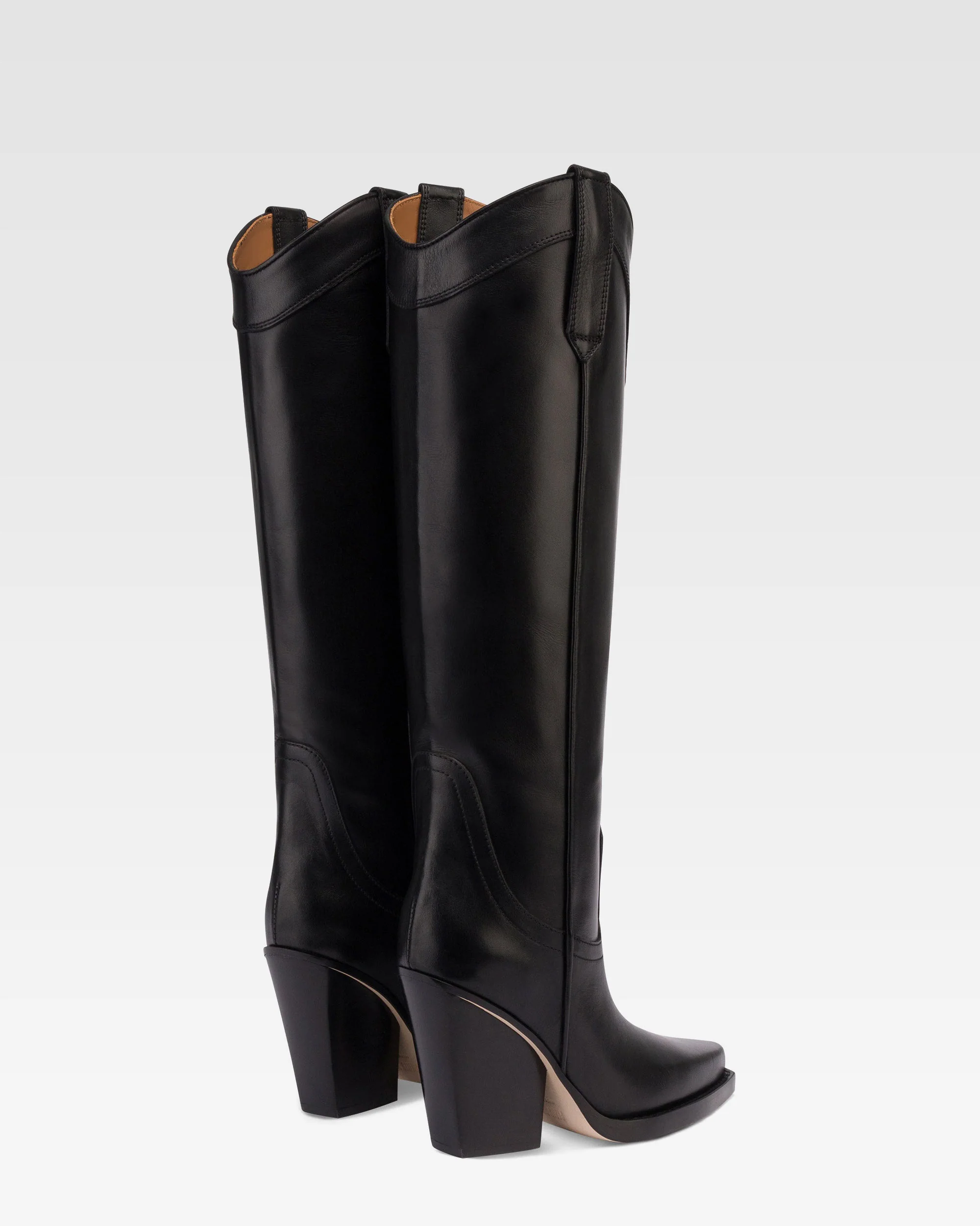 Boots in black leather
