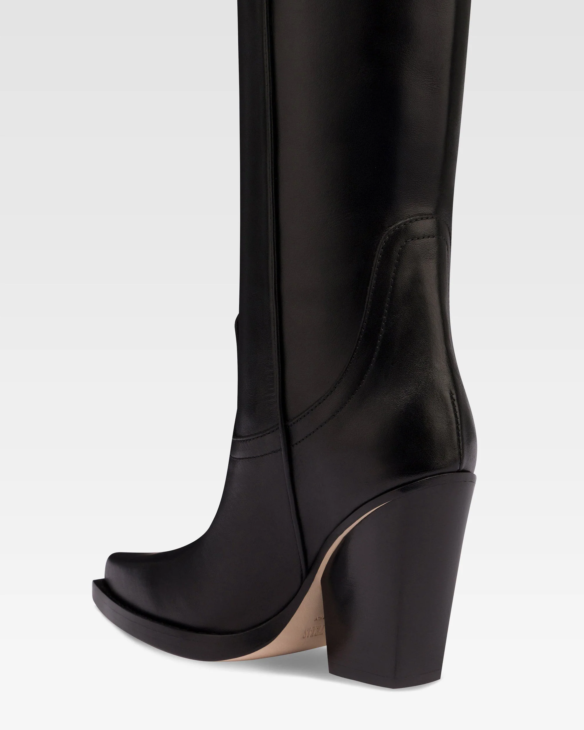 Boots in black leather