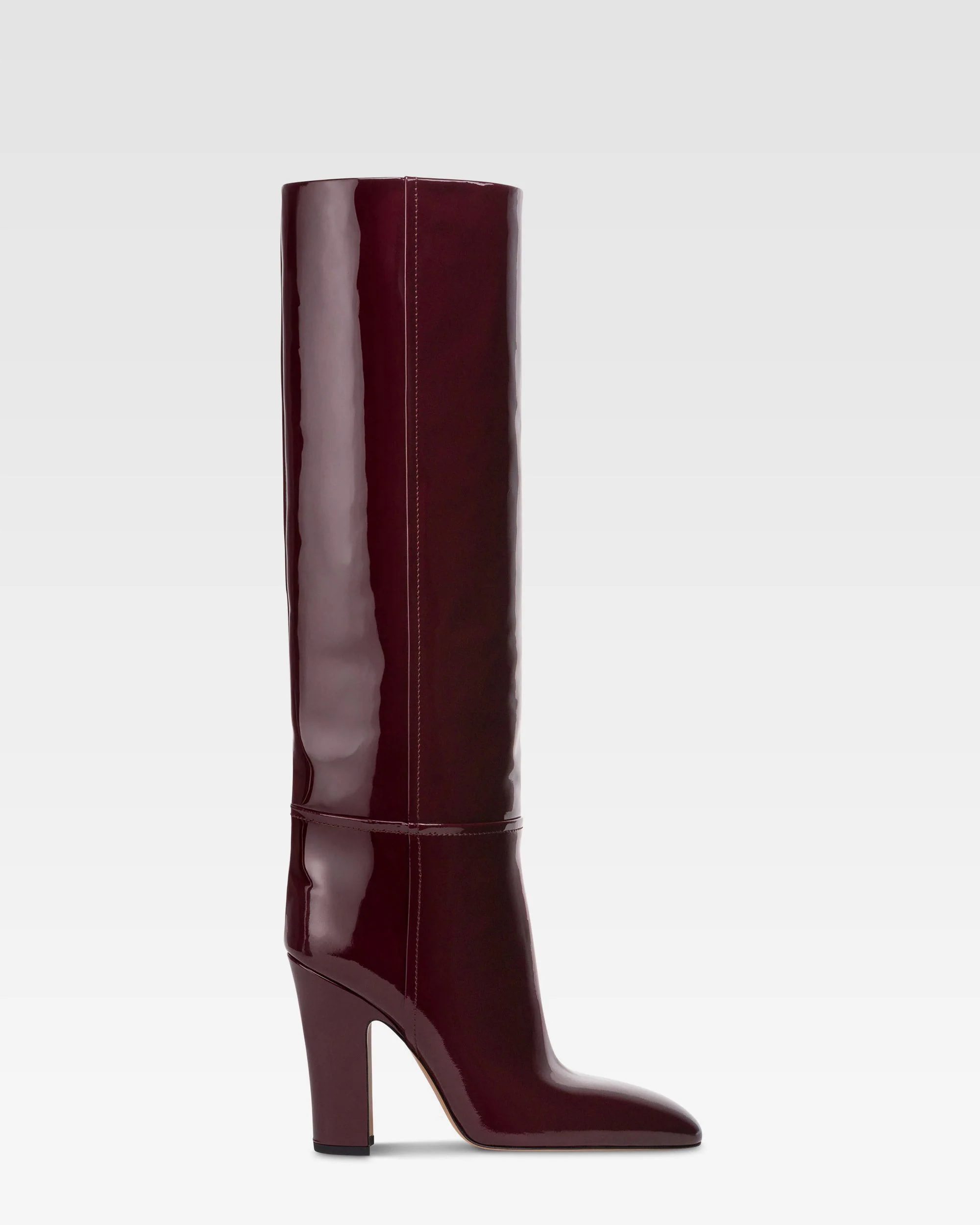 Boots in rouge noir patent leather.
