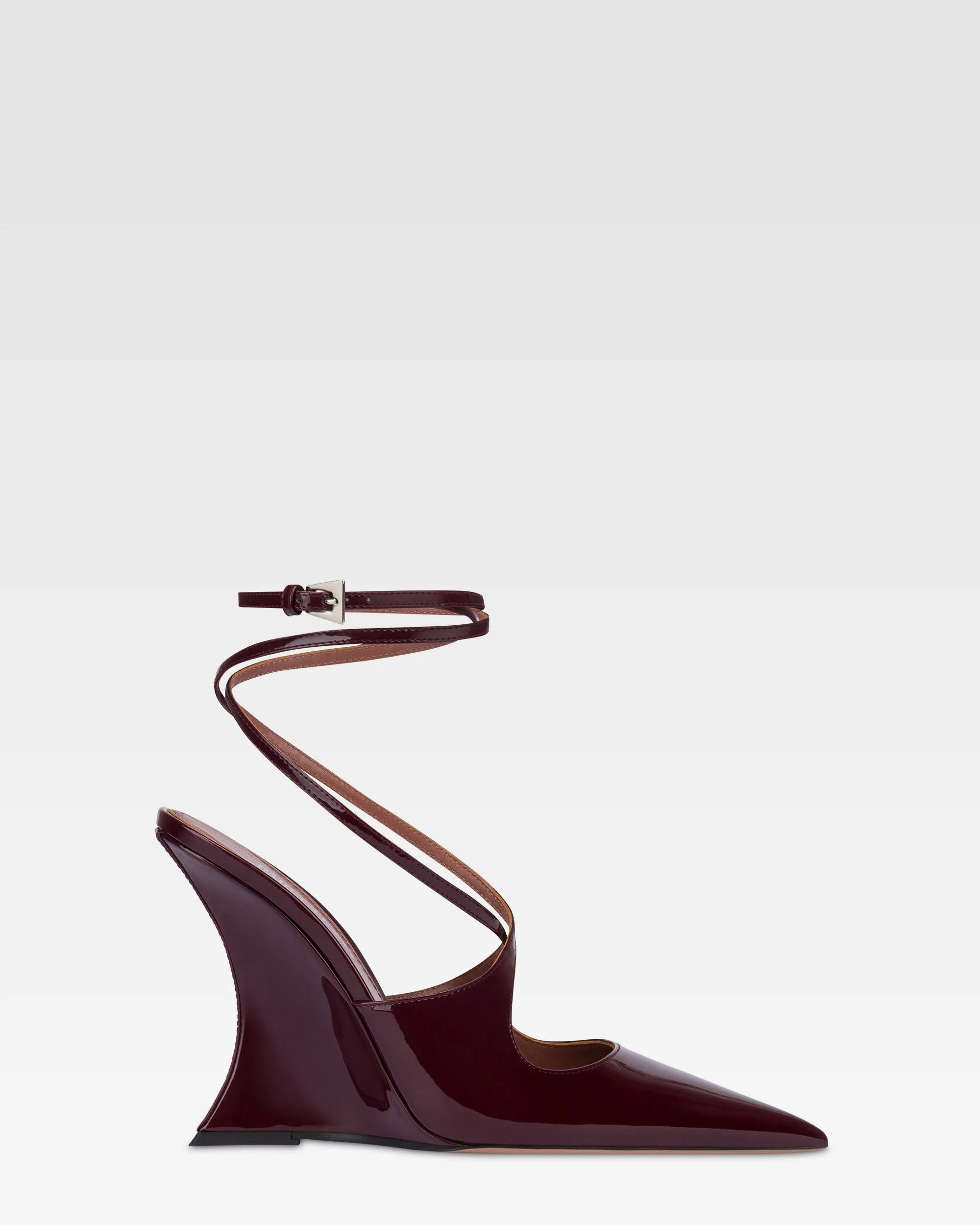 Ankle-strap pumps in rouge noir patent leather.
