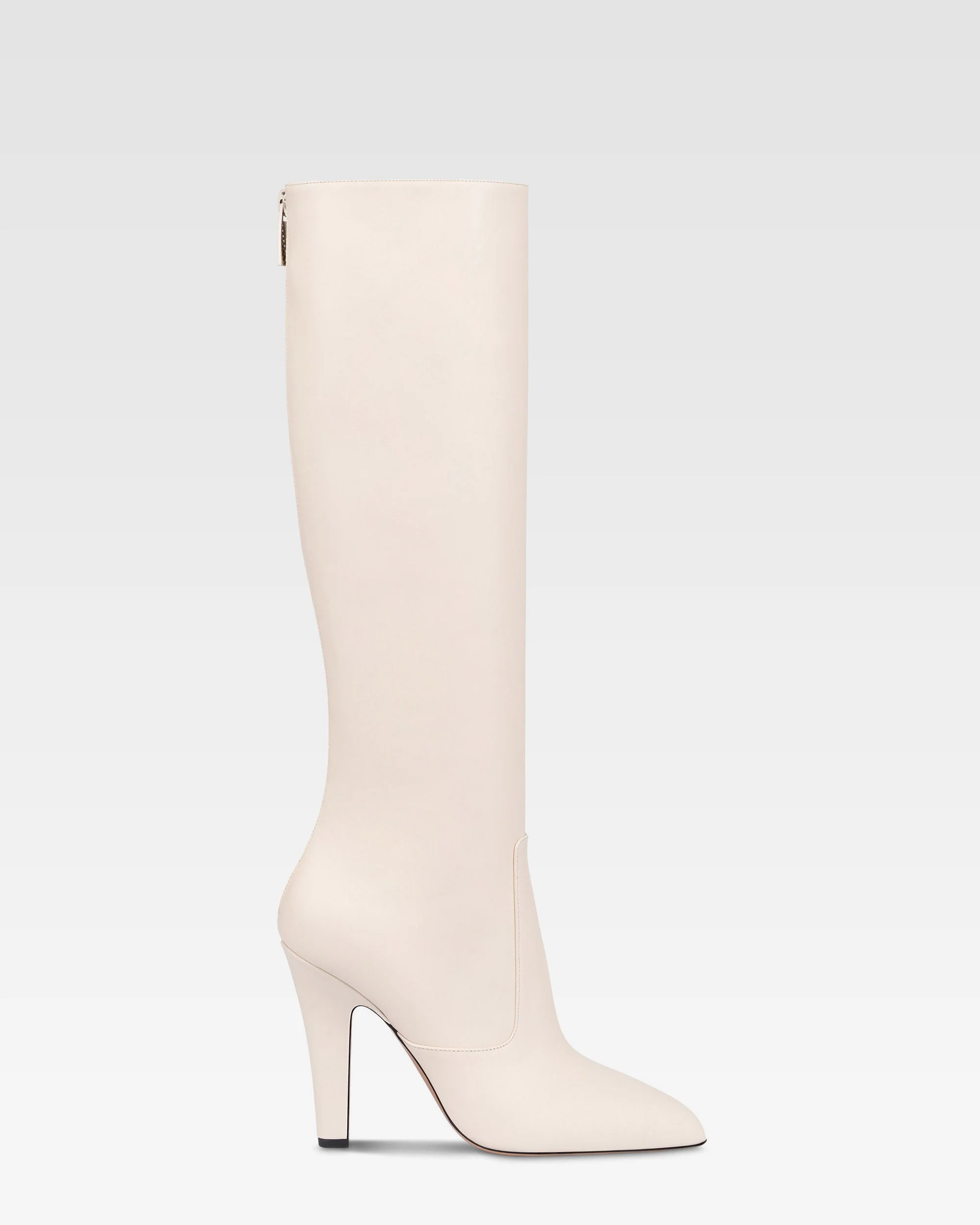 Boots in vanilla calf leather.
