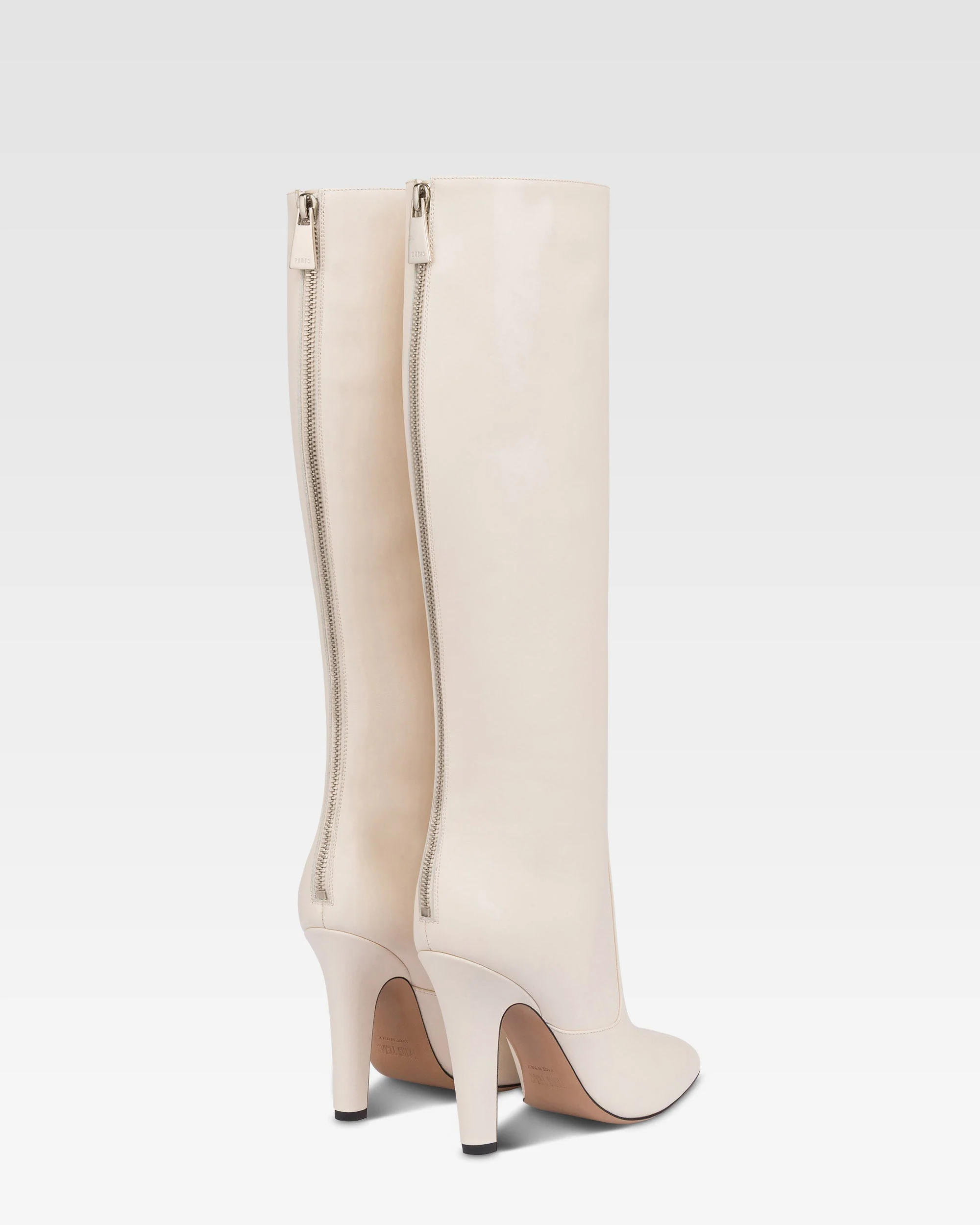 Boots in vanilla calf leather. 3 Boots in vanilla calf leather.