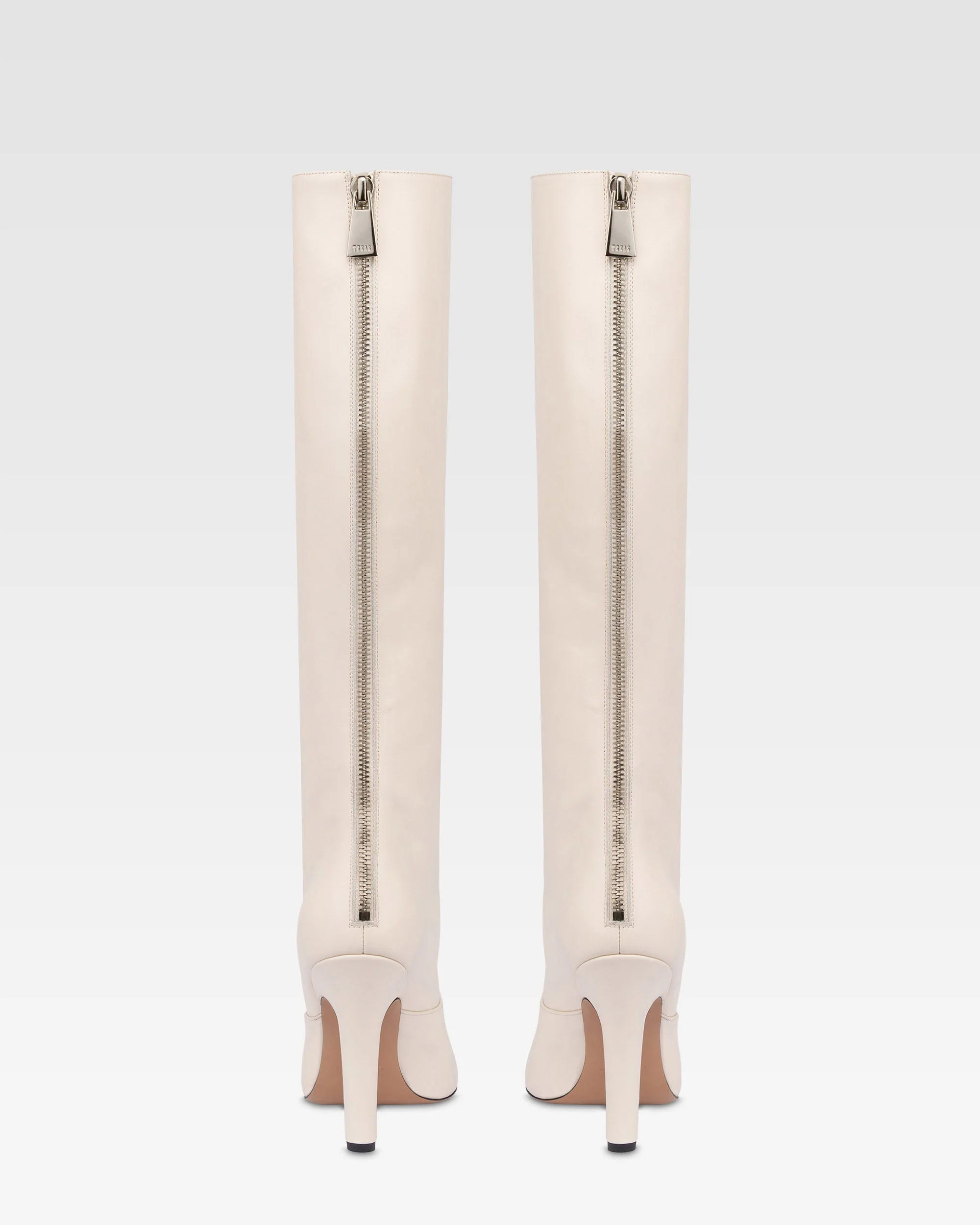 Boots in vanilla calf leather. 4 Boots in vanilla calf leather.