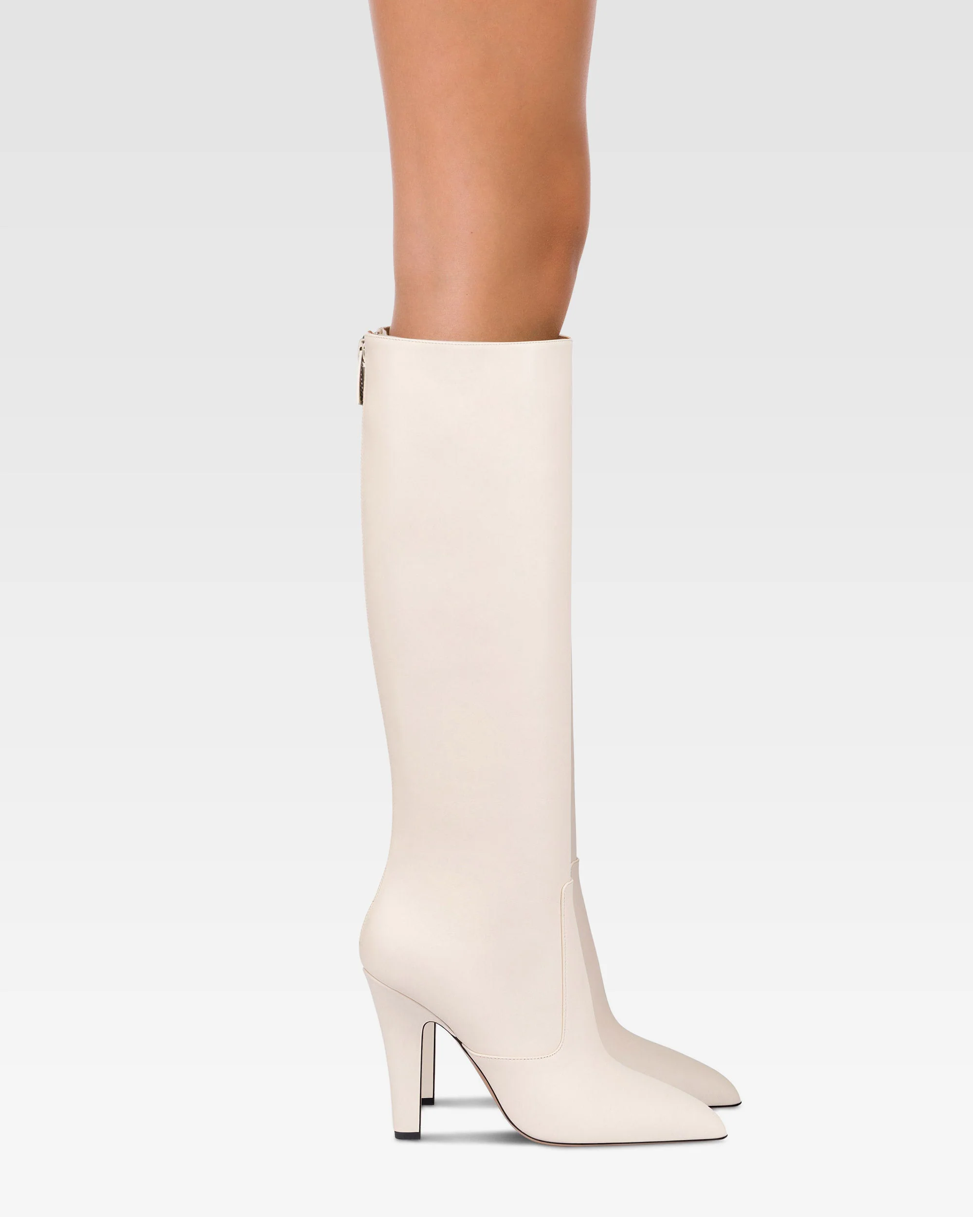 Boots in vanilla calf leather. 6 Boots in vanilla calf leather.