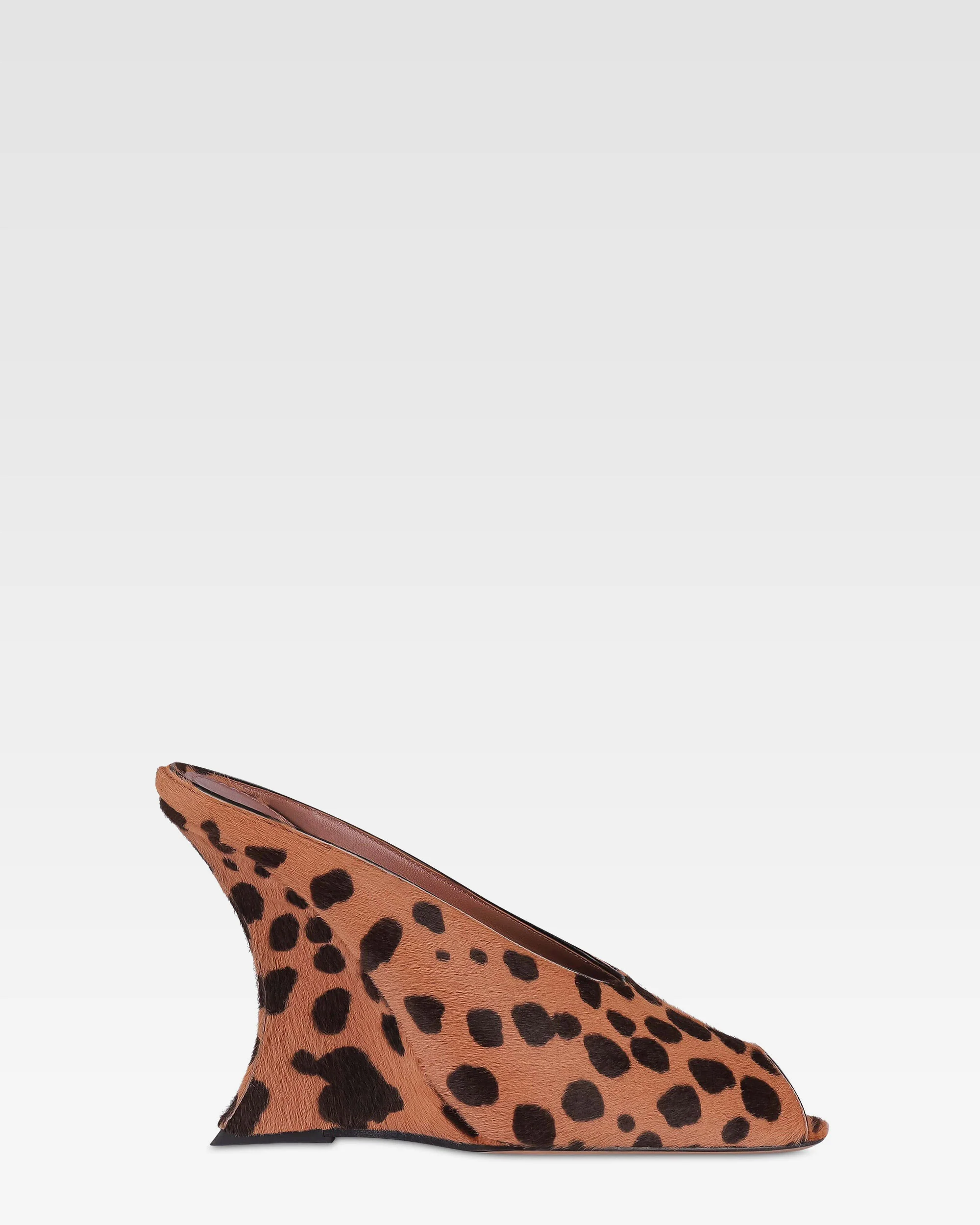 Open-toe sabots in caramel and dark brown printed cowhide