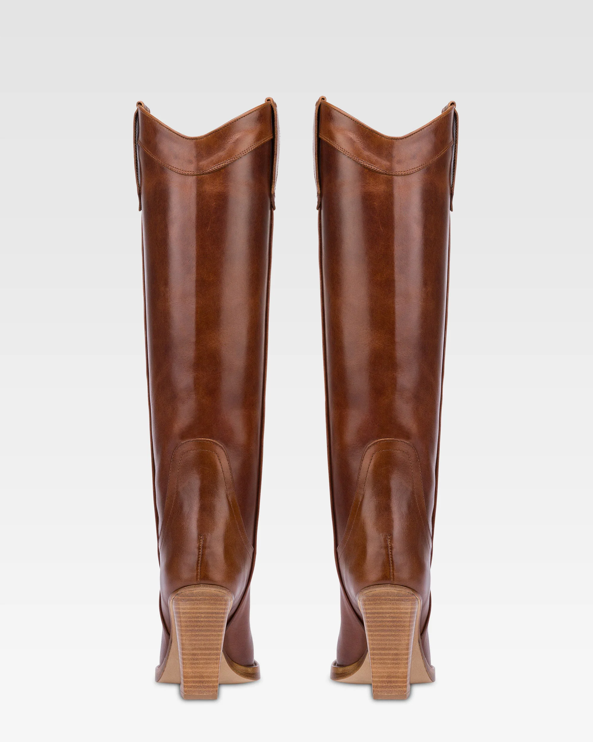 Pointed knee-high boots in shiny vintage leather