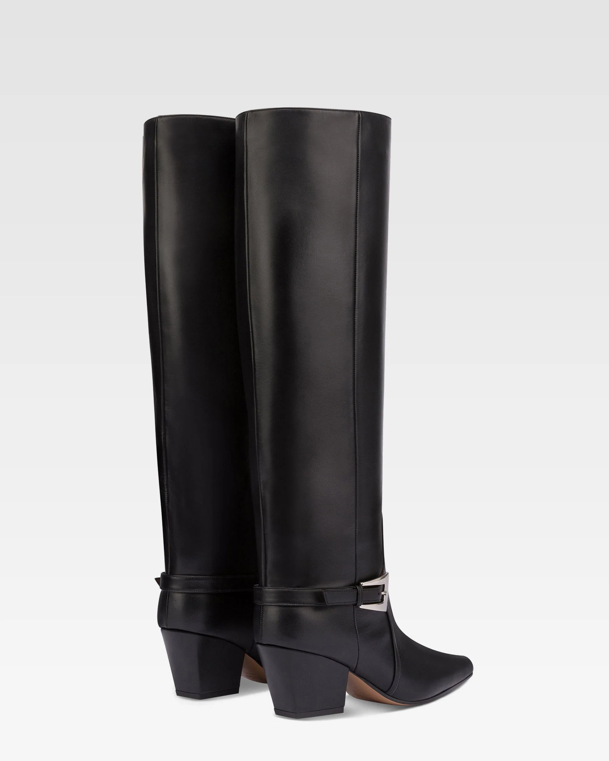 Long, pointed knee-high boots in smooth black leather 3 Long, pointed knee-high boots in smooth black leather