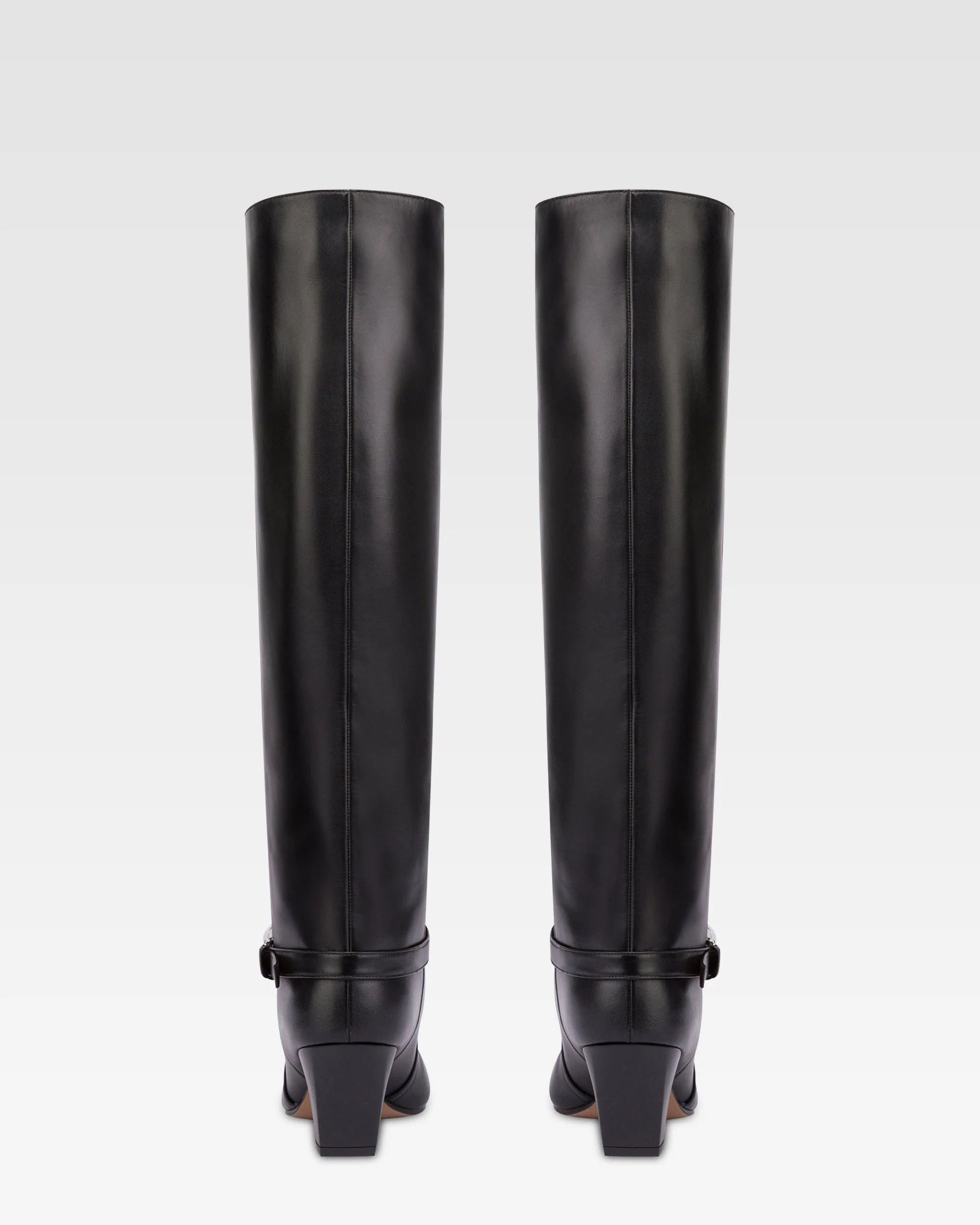 Long, pointed knee-high boots in smooth black leather 4 Long, pointed knee-high boots in smooth black leather