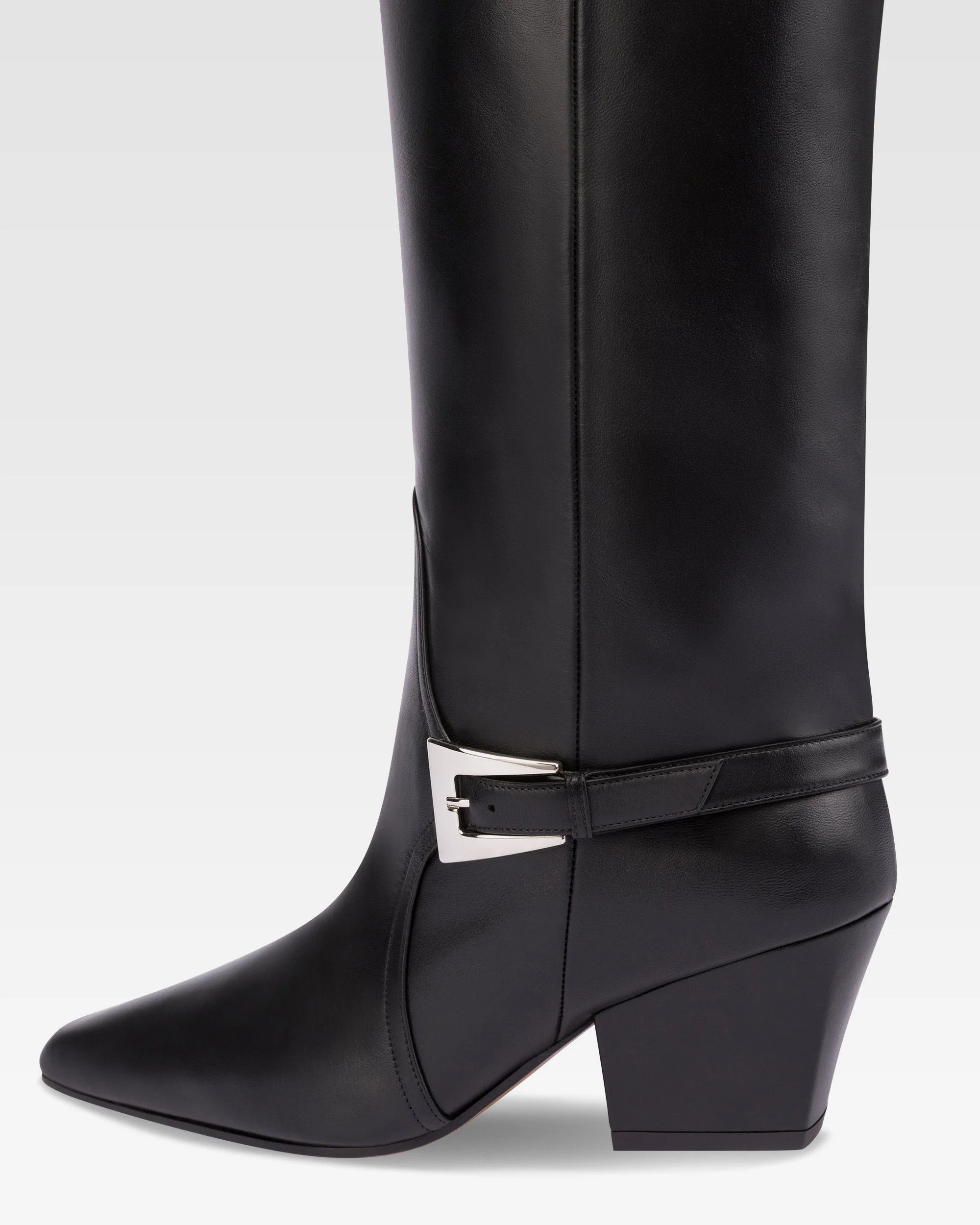 Long, pointed knee-high boots in smooth black leather 5 Long, pointed knee-high boots in smooth black leather
