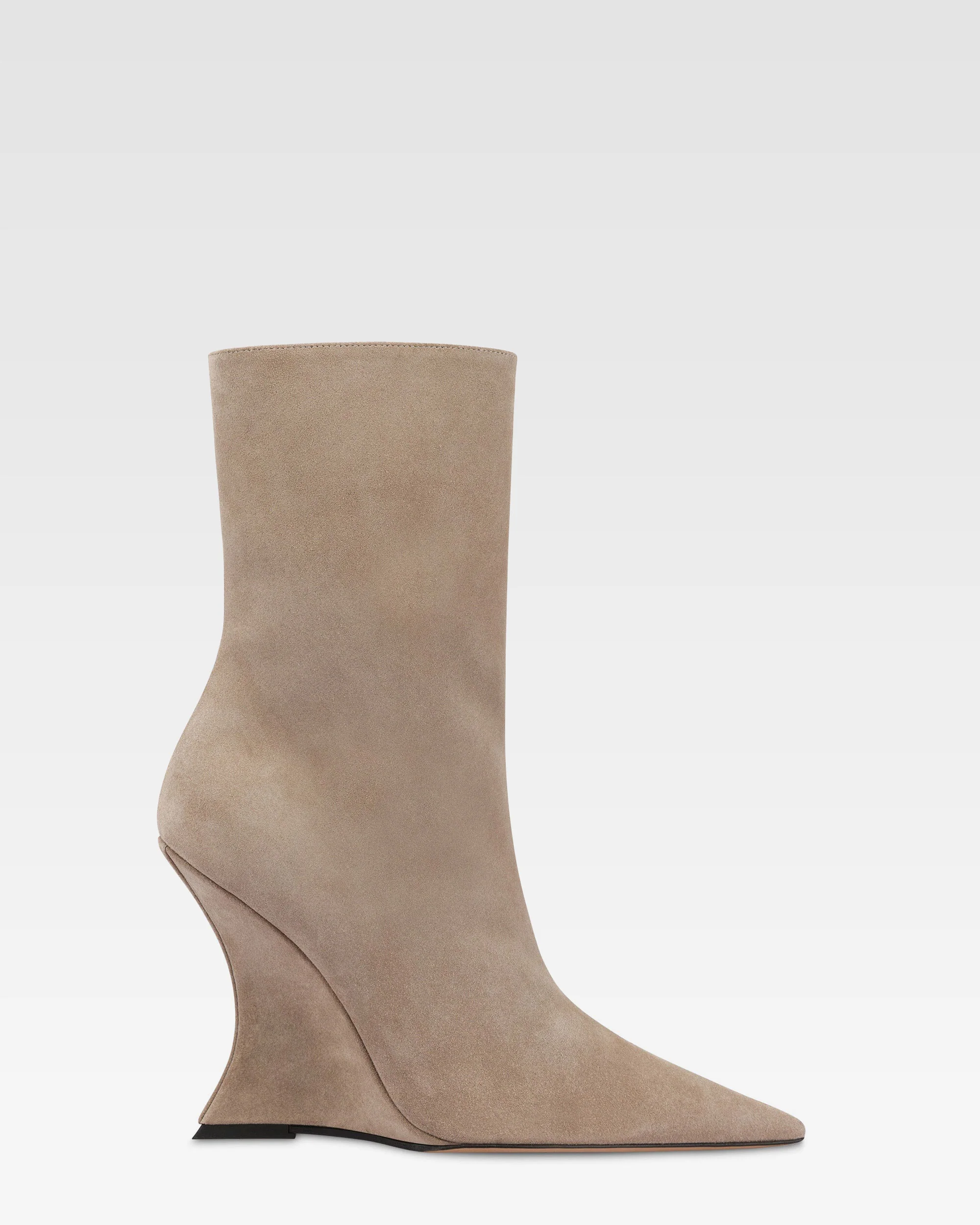 Boots in stone suede leather