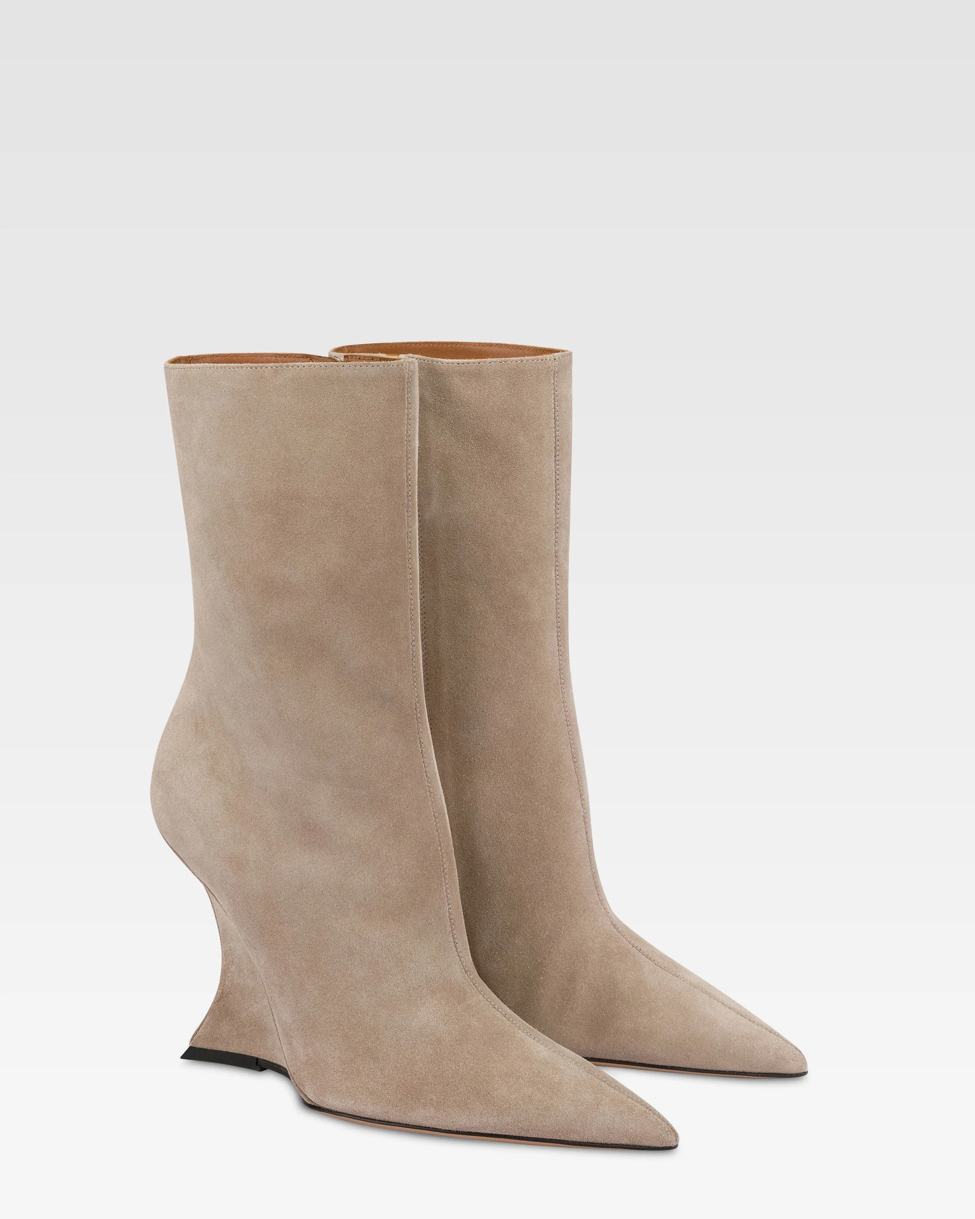 Boots in stone suede leather