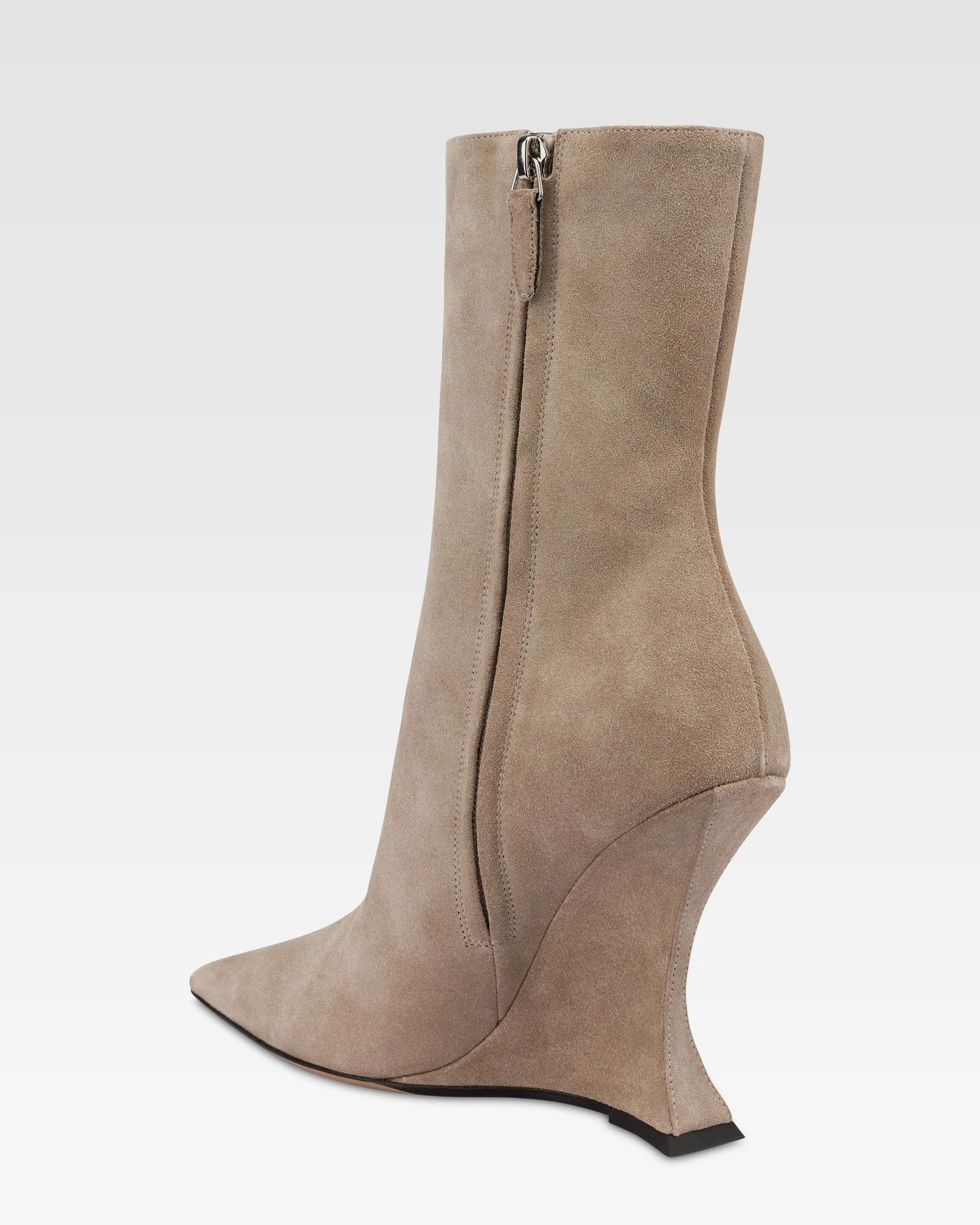 Boots in stone suede leather