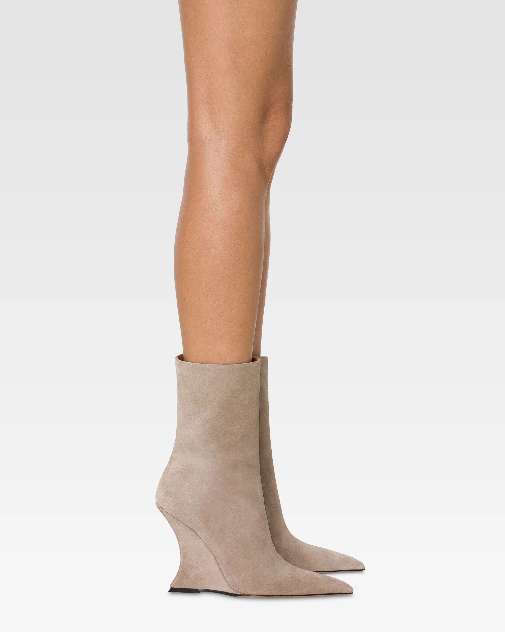Boots in stone suede leather