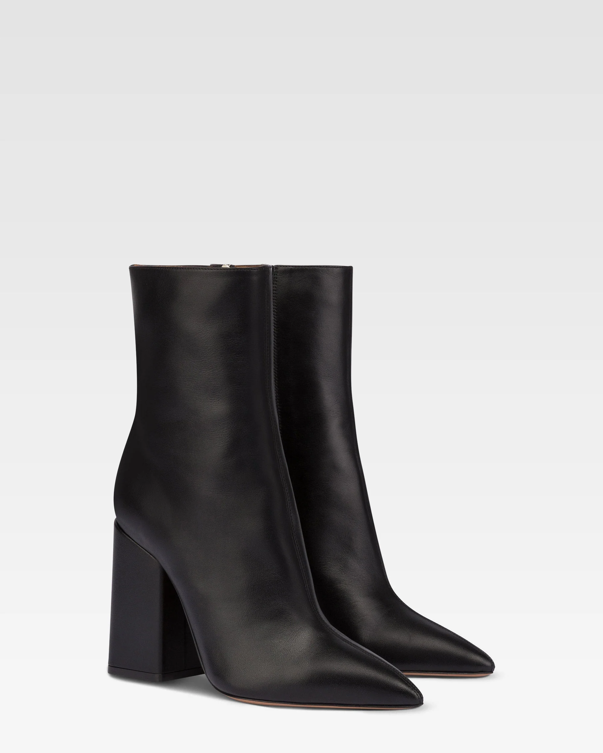 Pointed ankle boots in smooth black leather