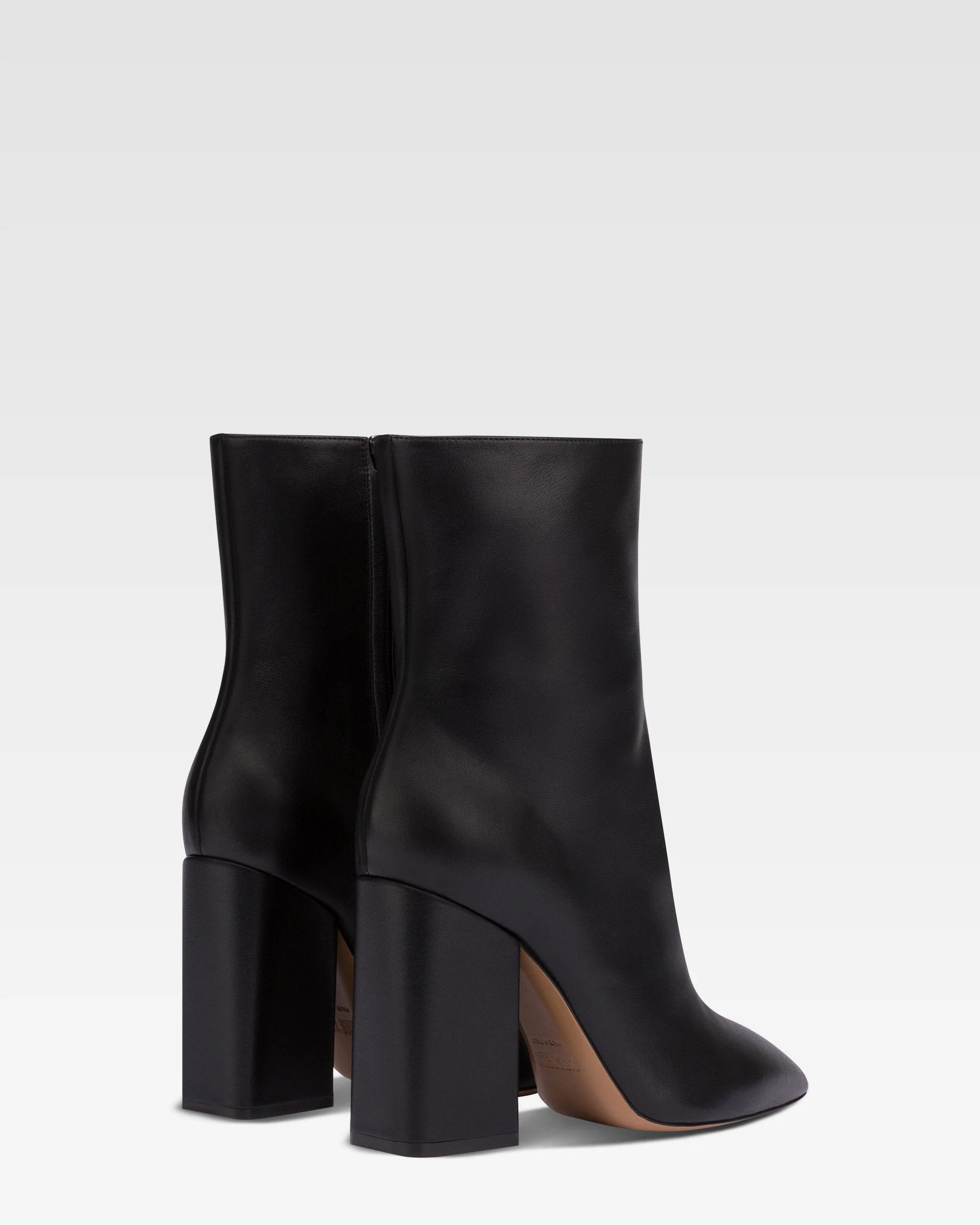 Pointed ankle boots in smooth black leather 3 Pointed ankle boots in smooth black leather