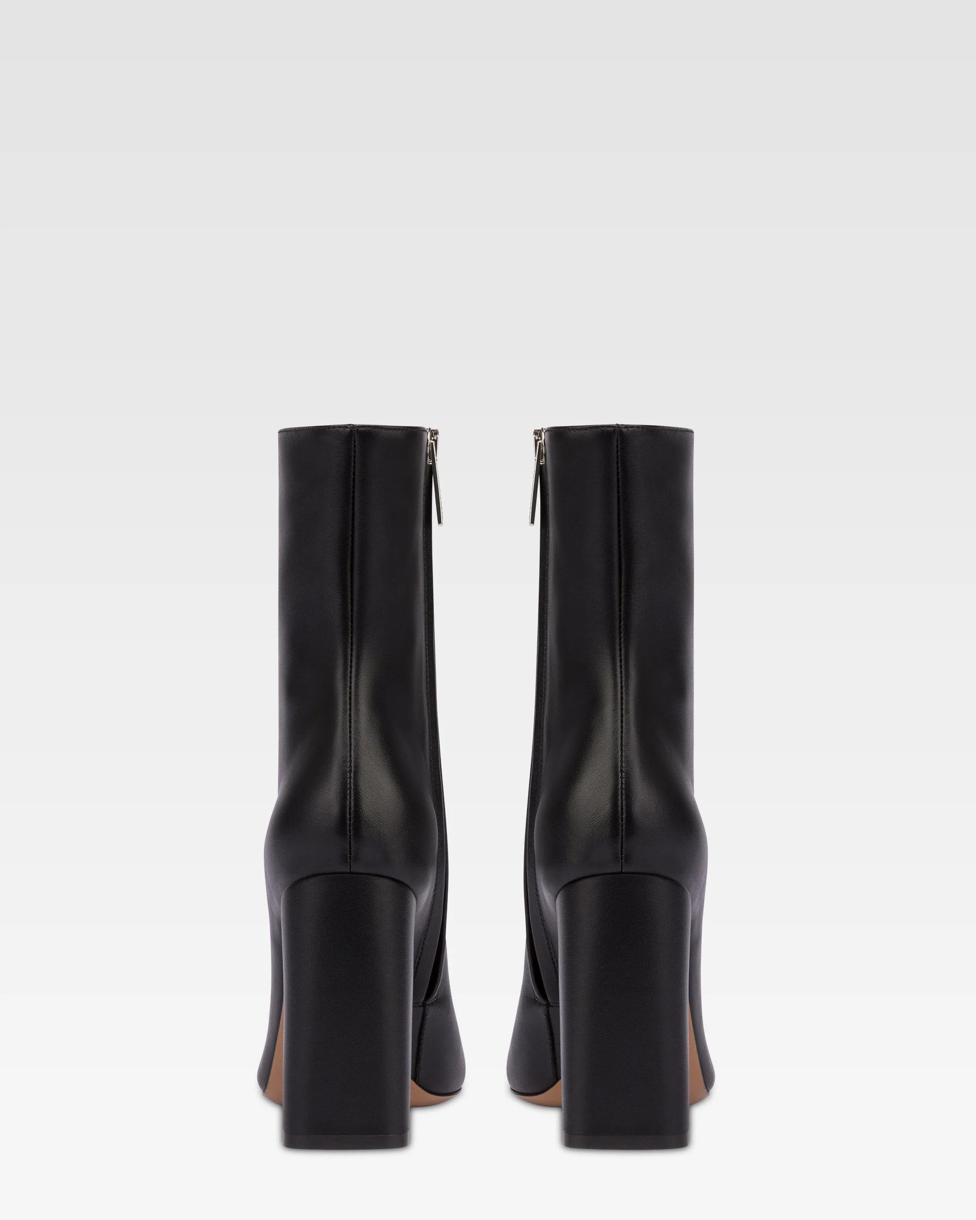 Pointed ankle boots in smooth black leather 4 Pointed ankle boots in smooth black leather