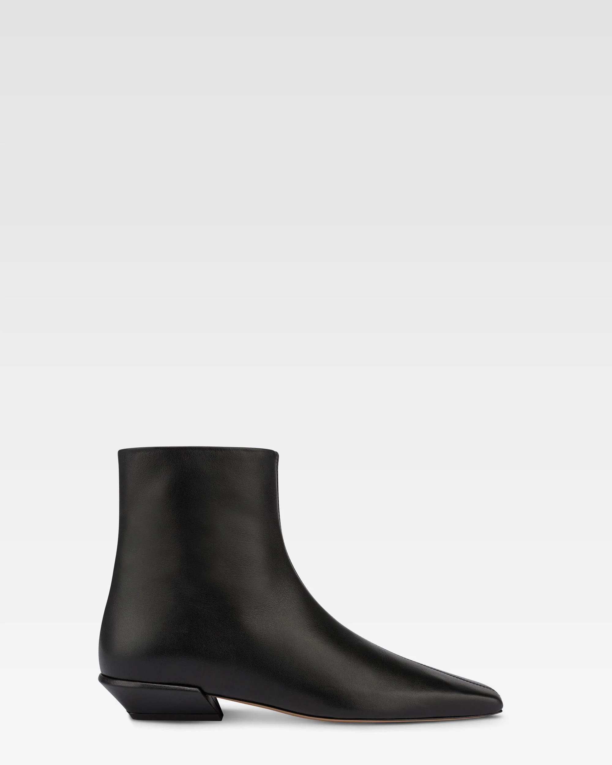 Boots in black leather