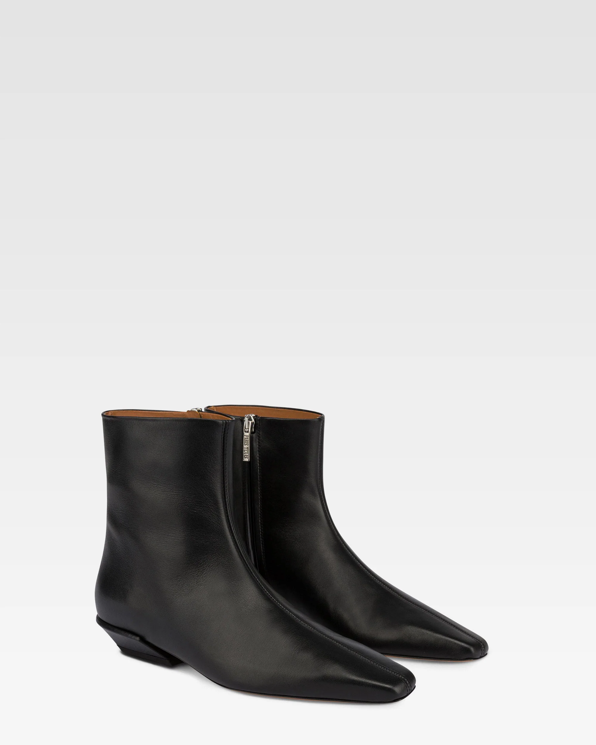 Boots in black leather