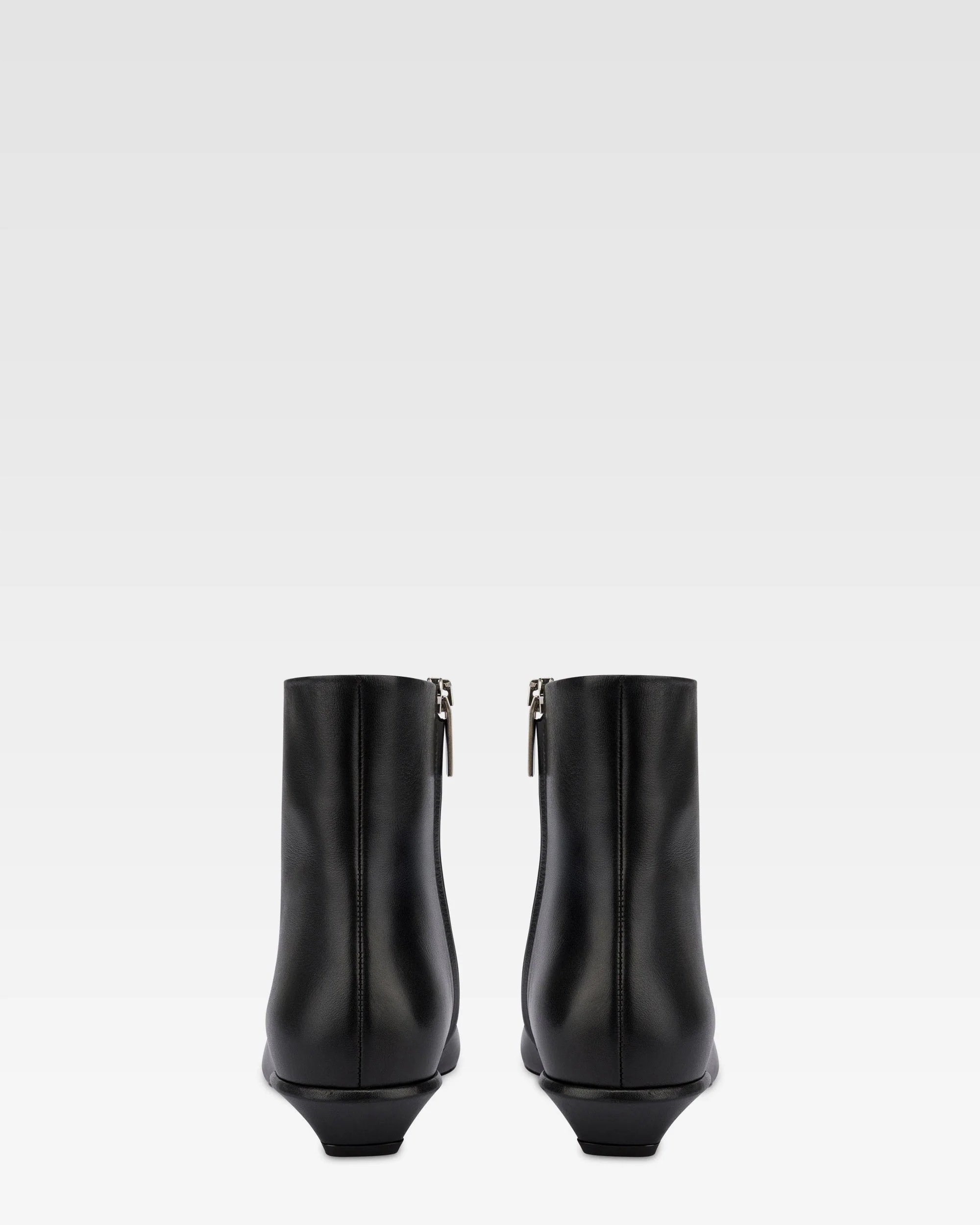 Boots in black leather 4 Boots in black leather