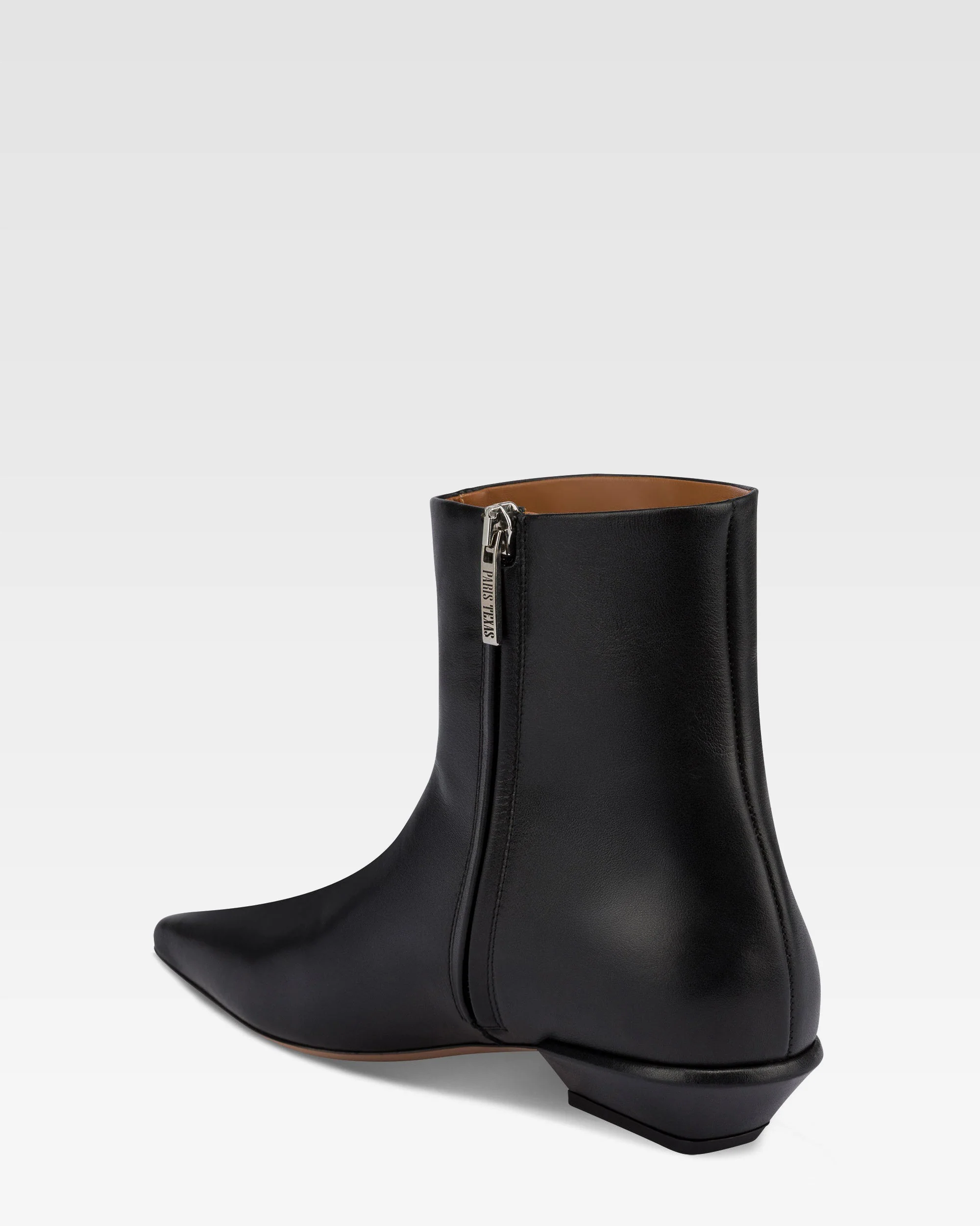 Boots in black leather 5 Boots in black leather