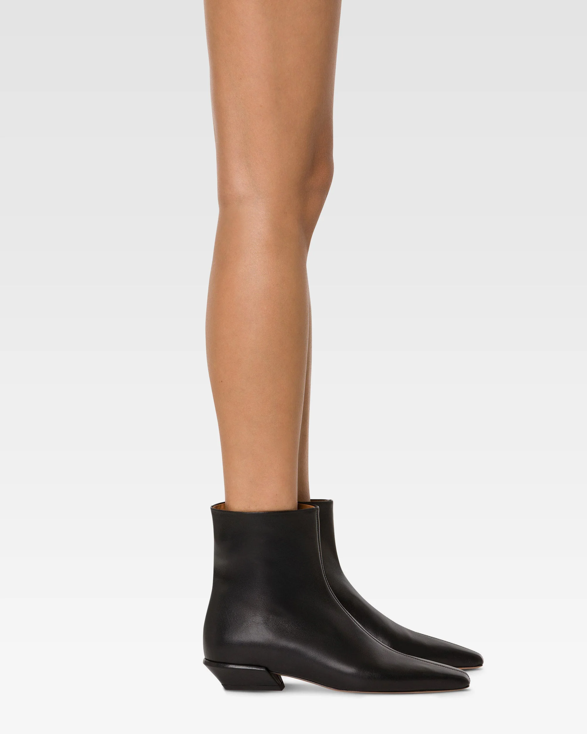Boots in black leather 6 Boots in black leather