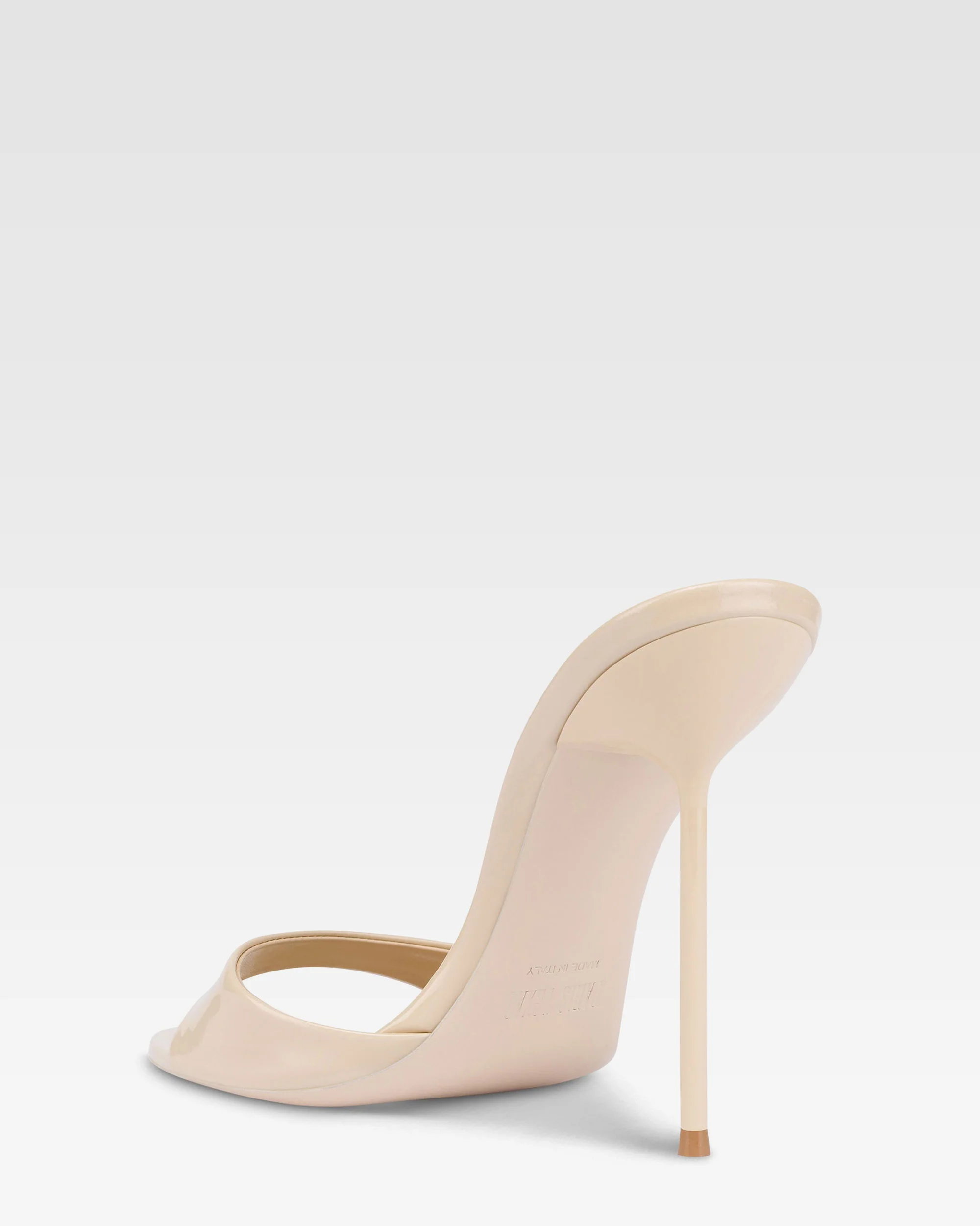 Mules in almond patent leather