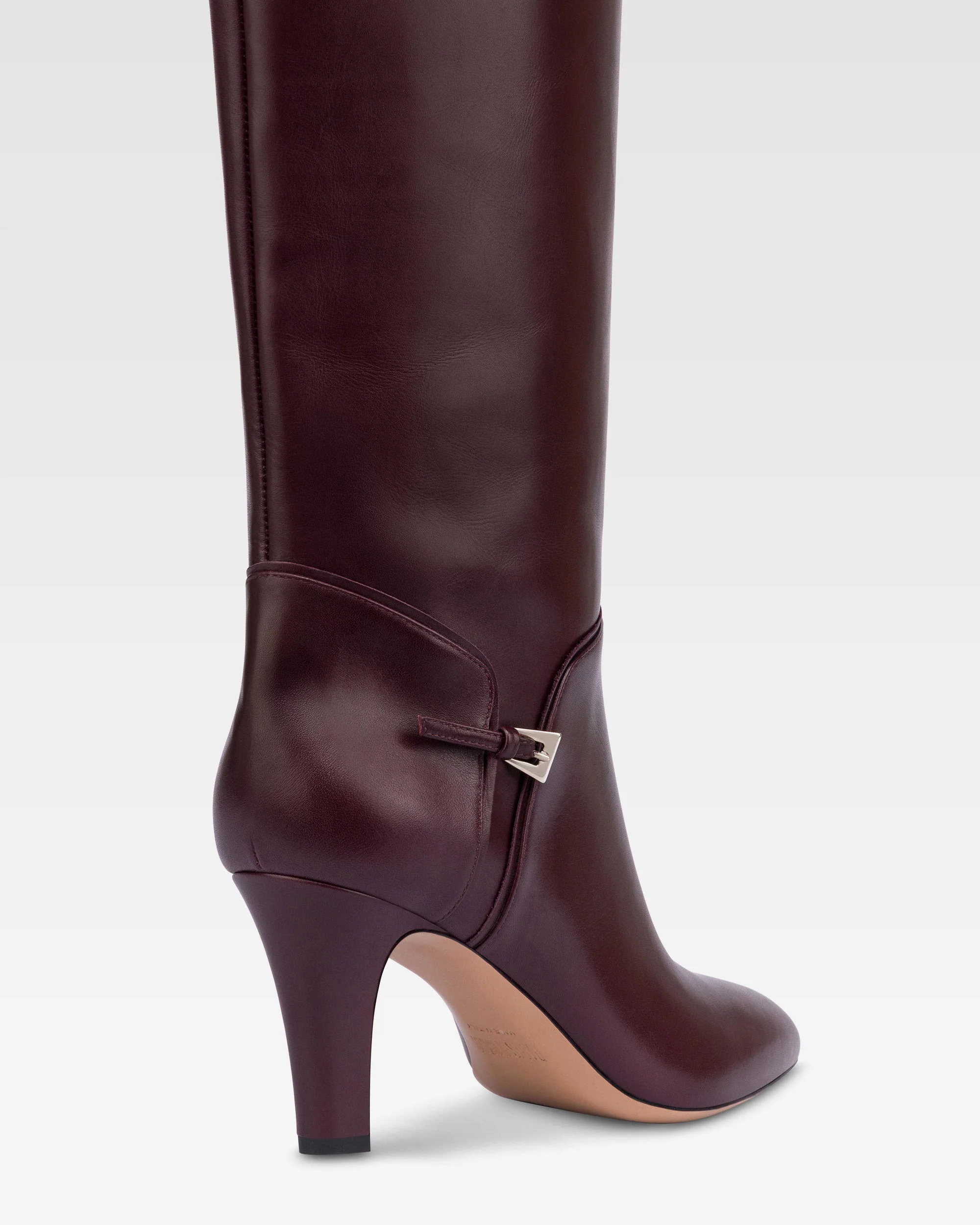 Boots in pinot noir calf leather. 5 Boots in pinot noir calf leather.