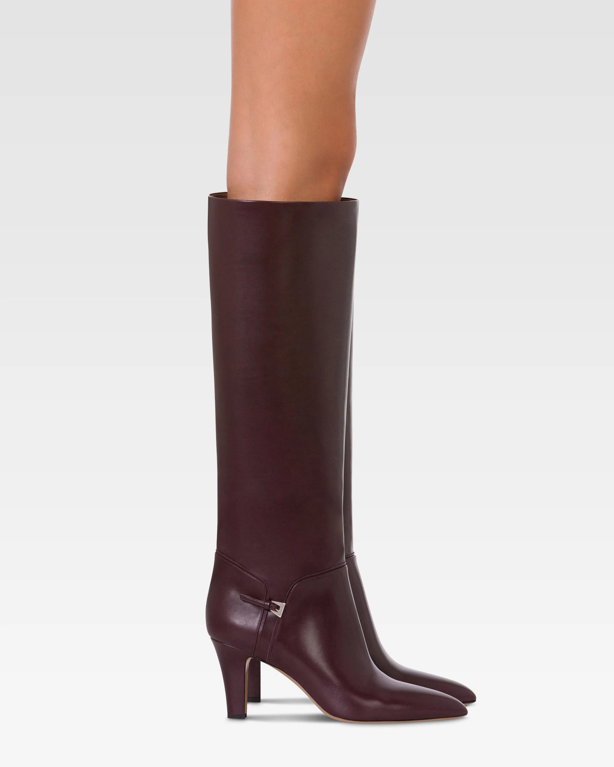 Boots in pinot noir calf leather. 6 Boots in pinot noir calf leather.
