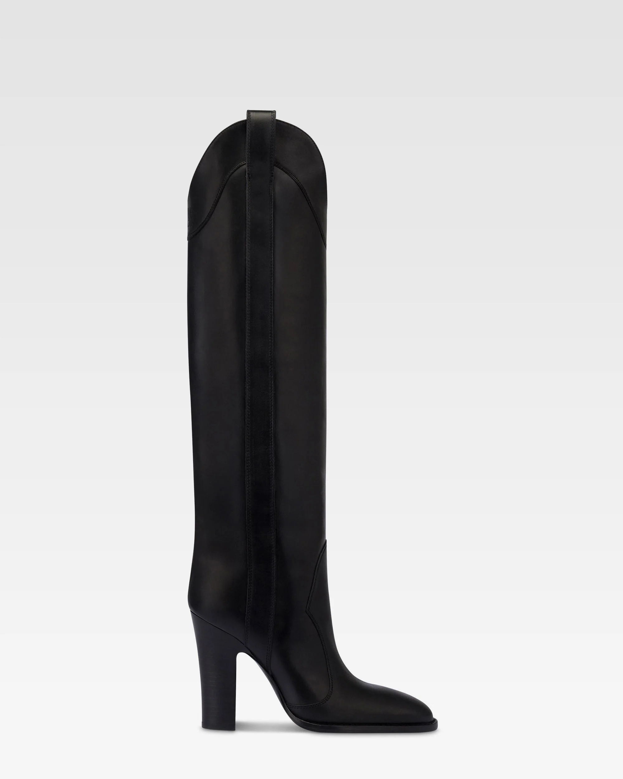 Boots in black calf leather.