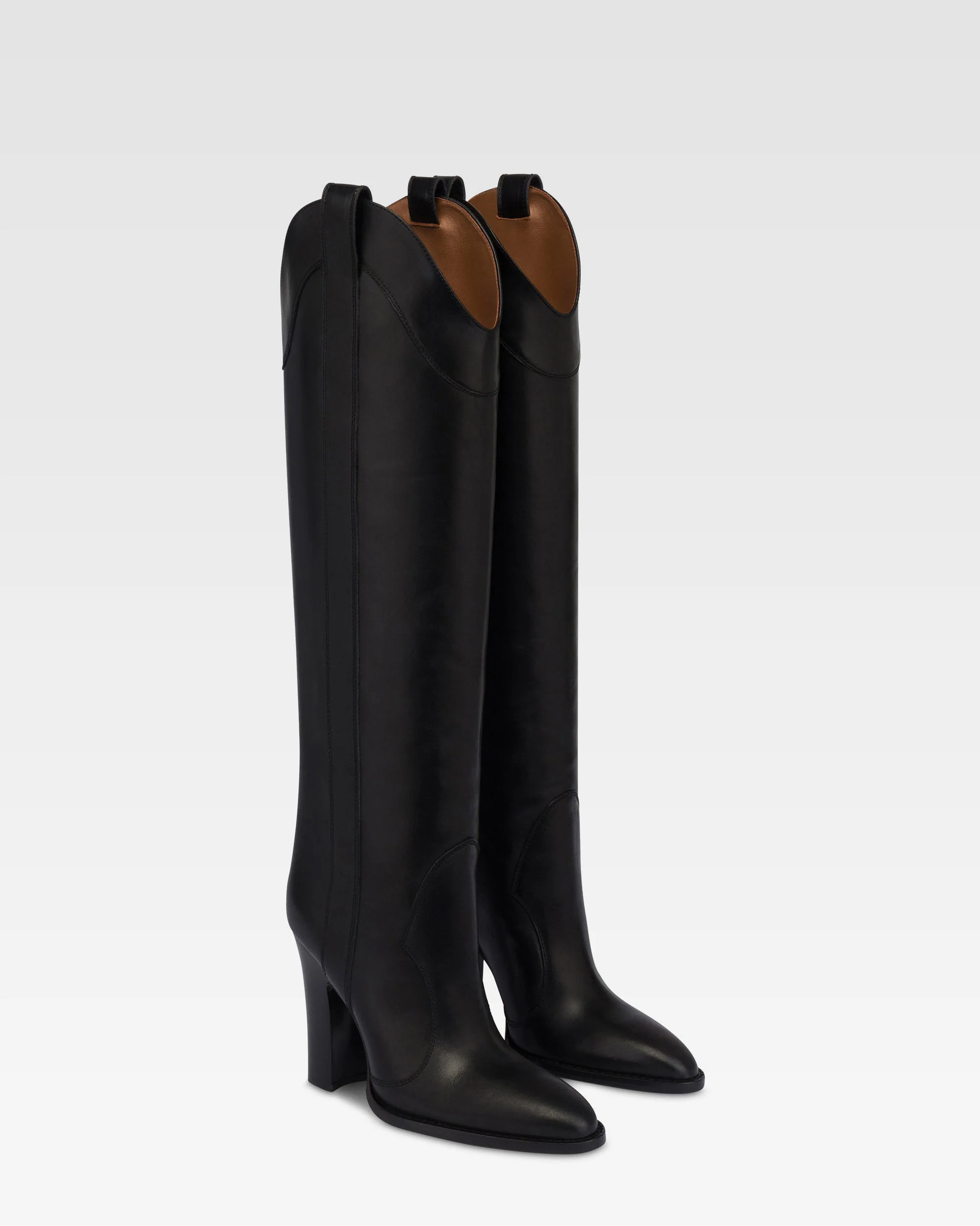 Boots in black calf leather.