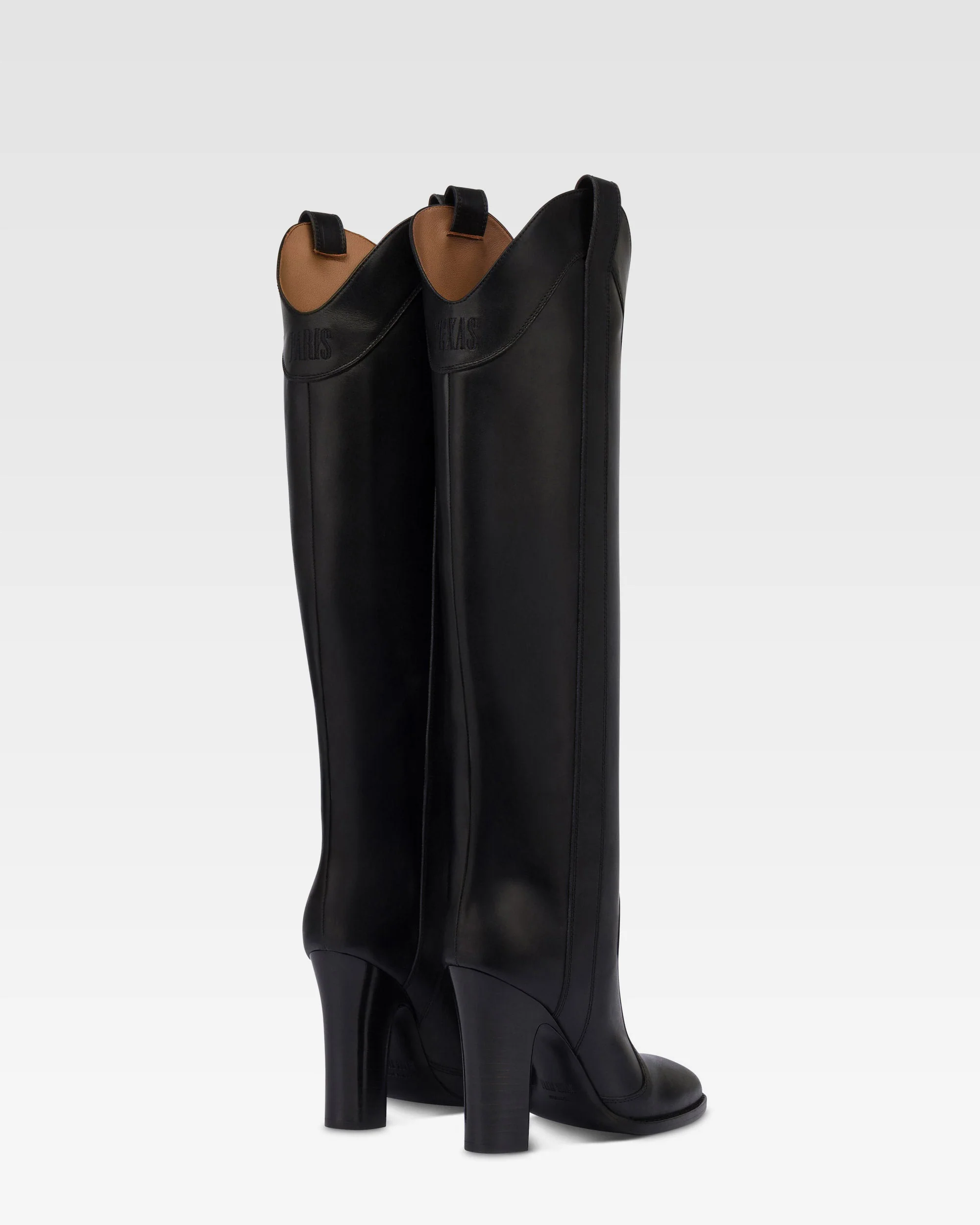Boots in black calf leather. 3 Boots in black calf leather.