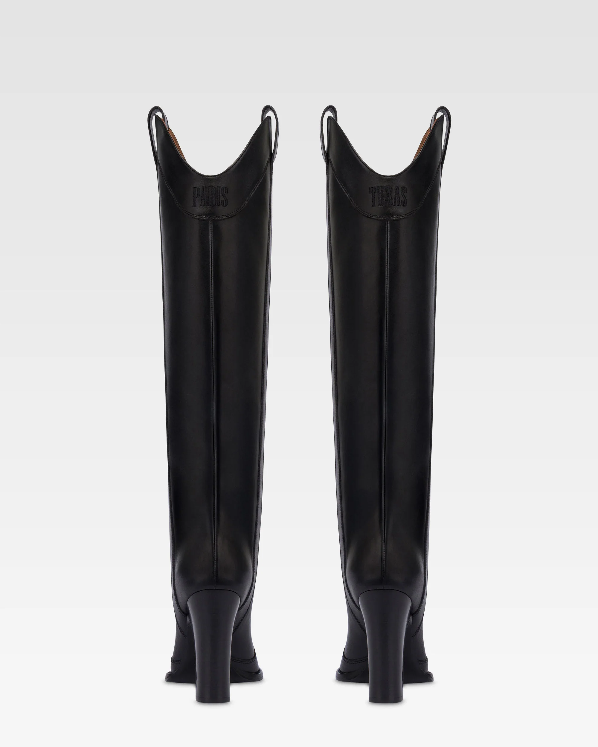 Boots in black calf leather. 4 Boots in black calf leather.