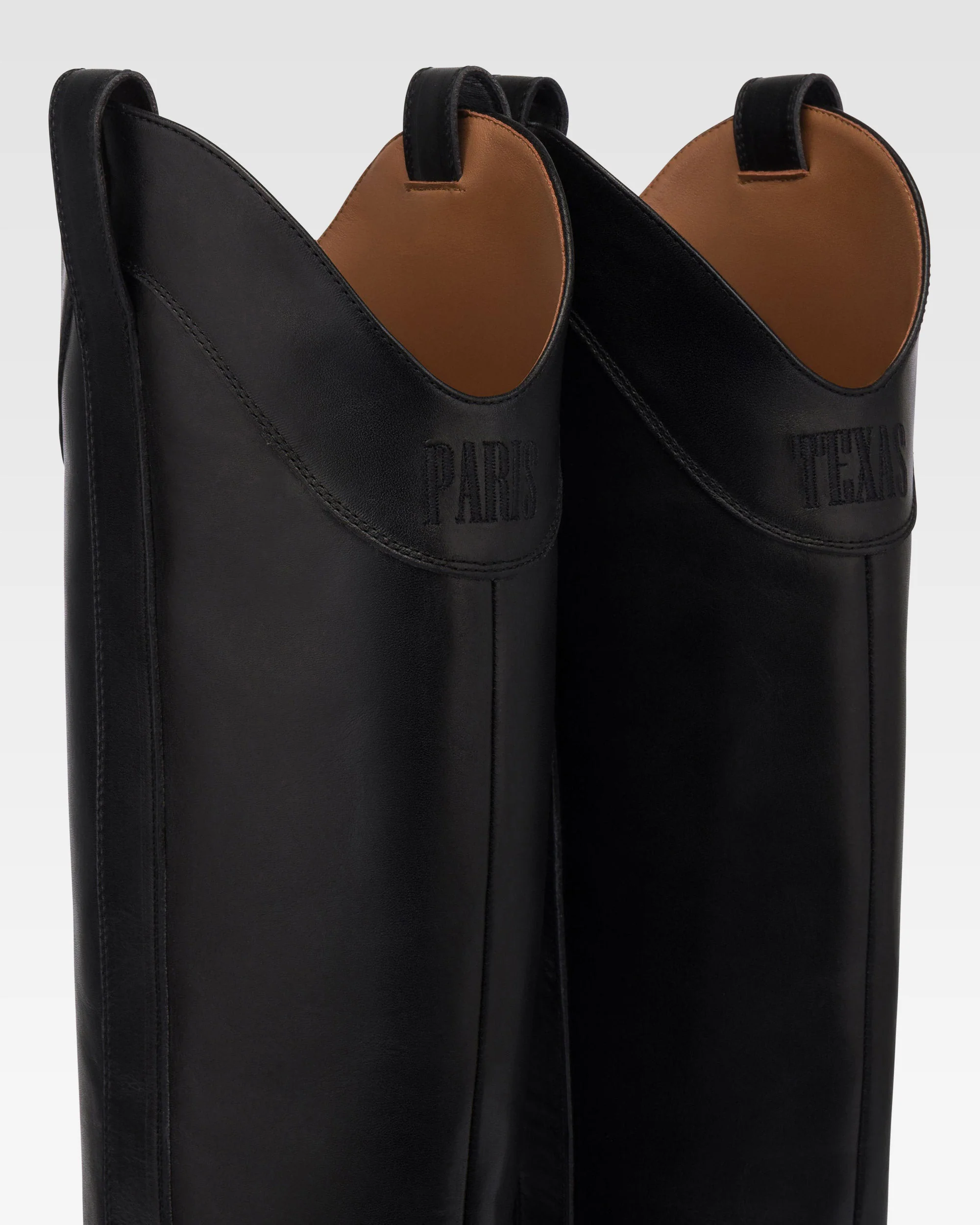 Boots in black calf leather. 5 Boots in black calf leather.