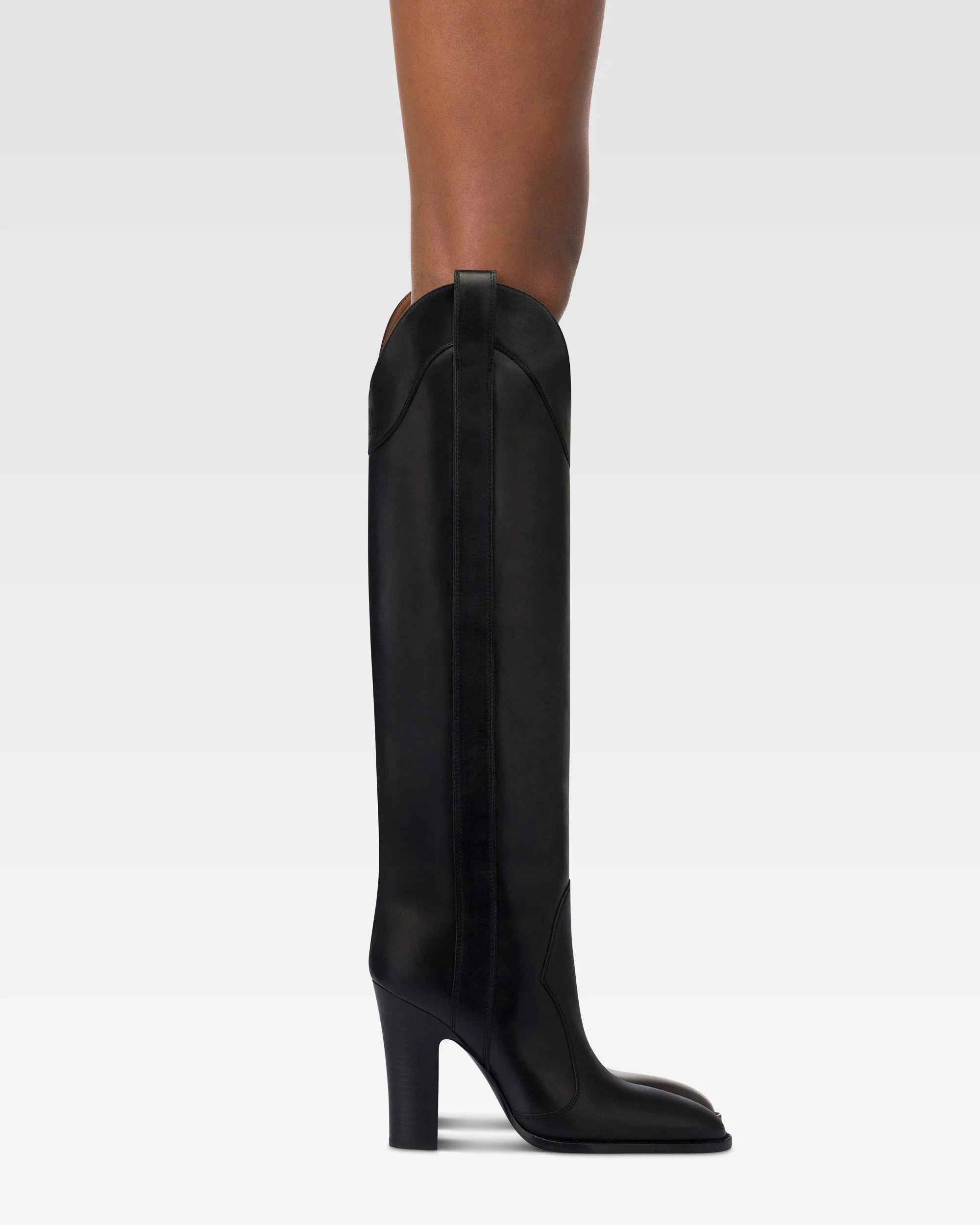 Boots in black calf leather. 6 Boots in black calf leather.