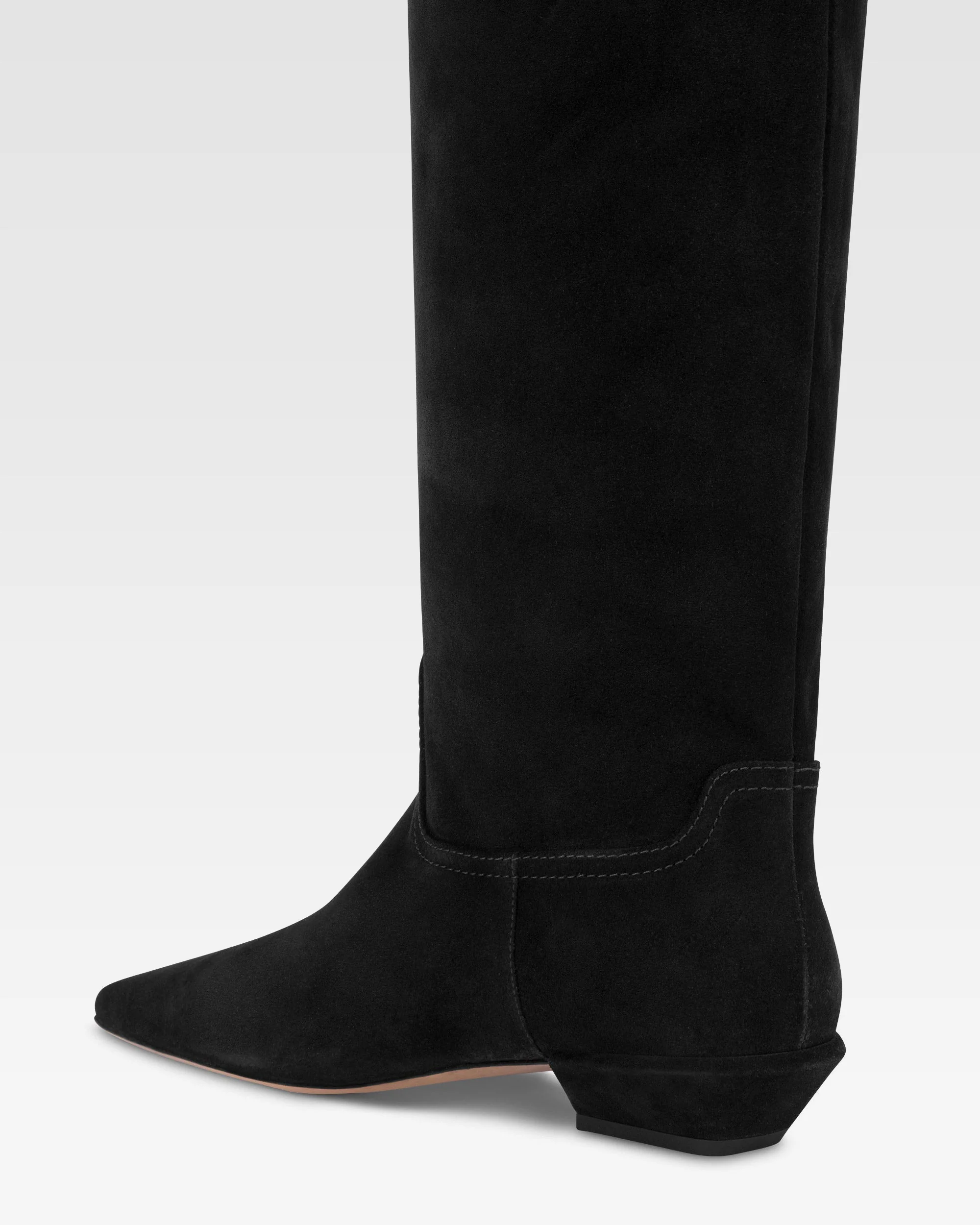 Boots in black calf suede leather.