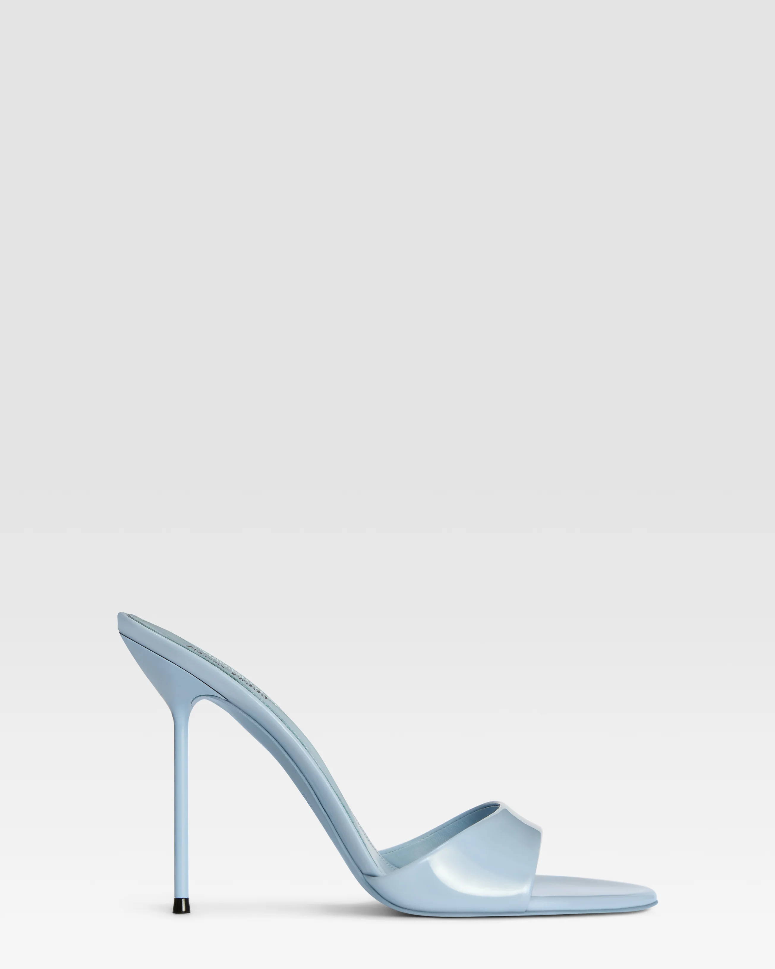 Mules in denim-colored patent leather