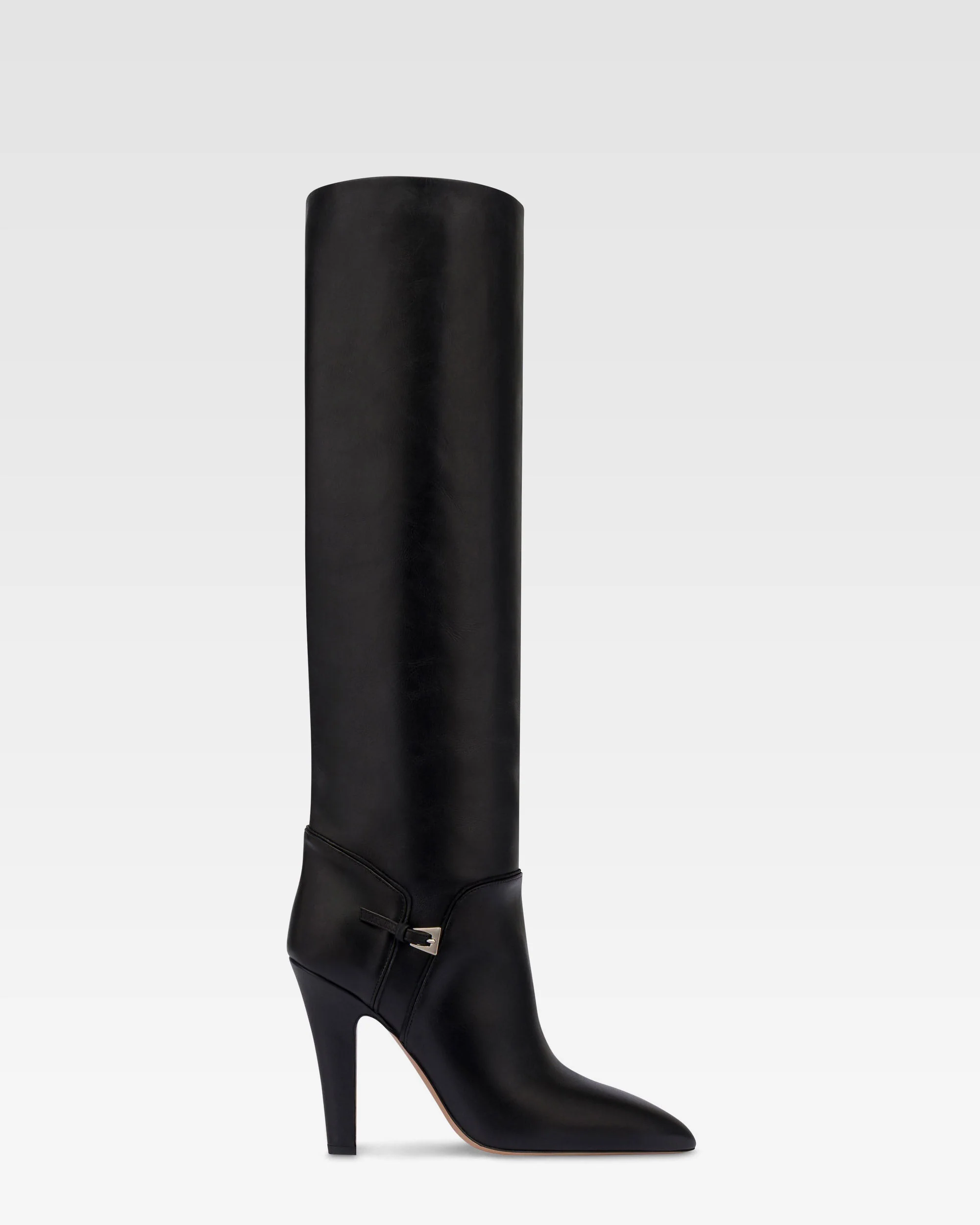 Boots in black calf leather.