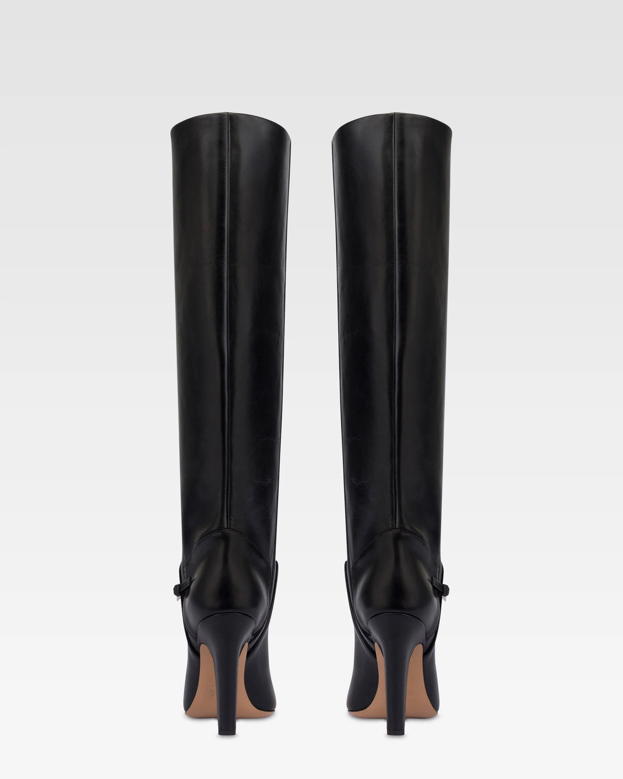 Boots in black calf leather.