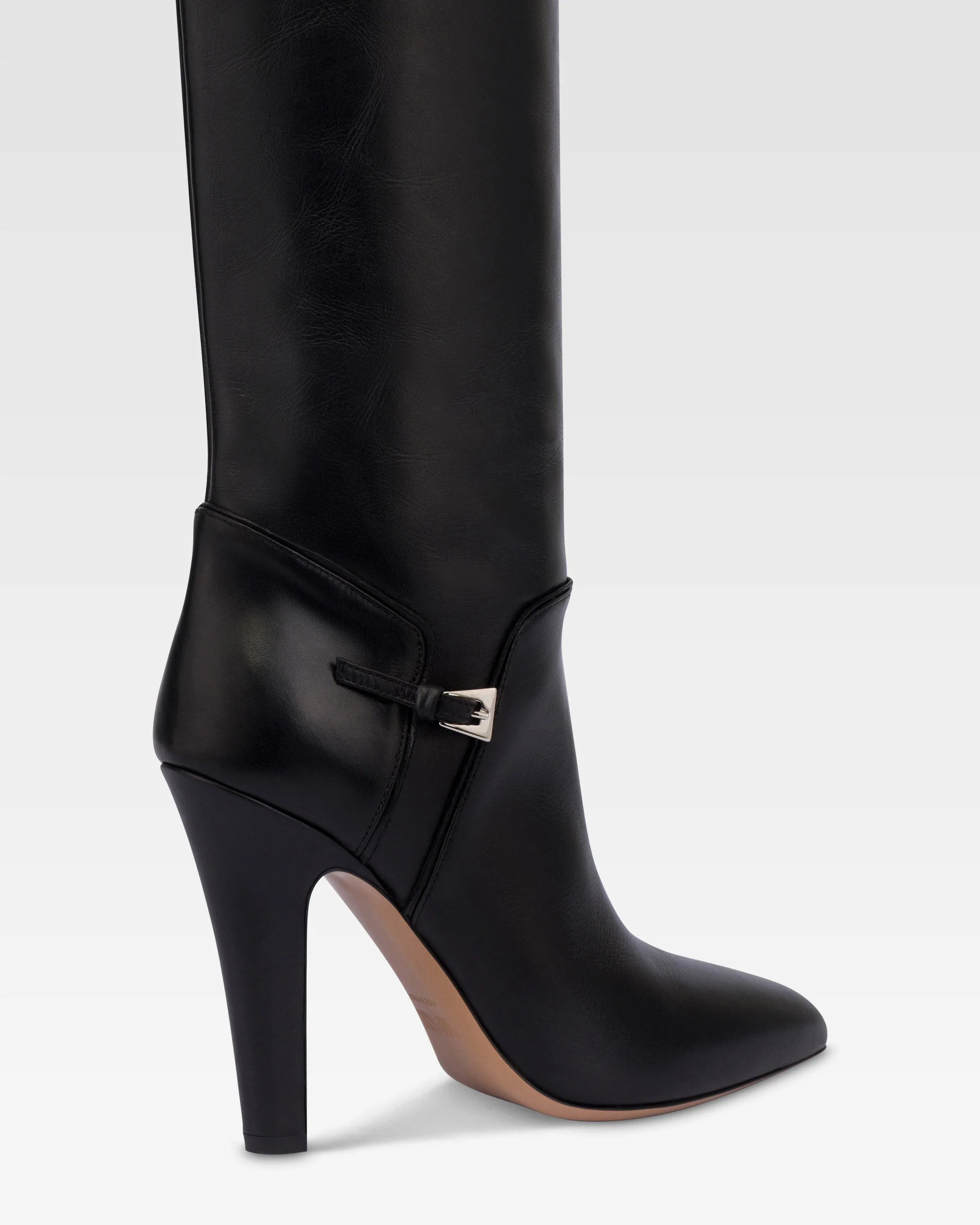 Boots in black calf leather.