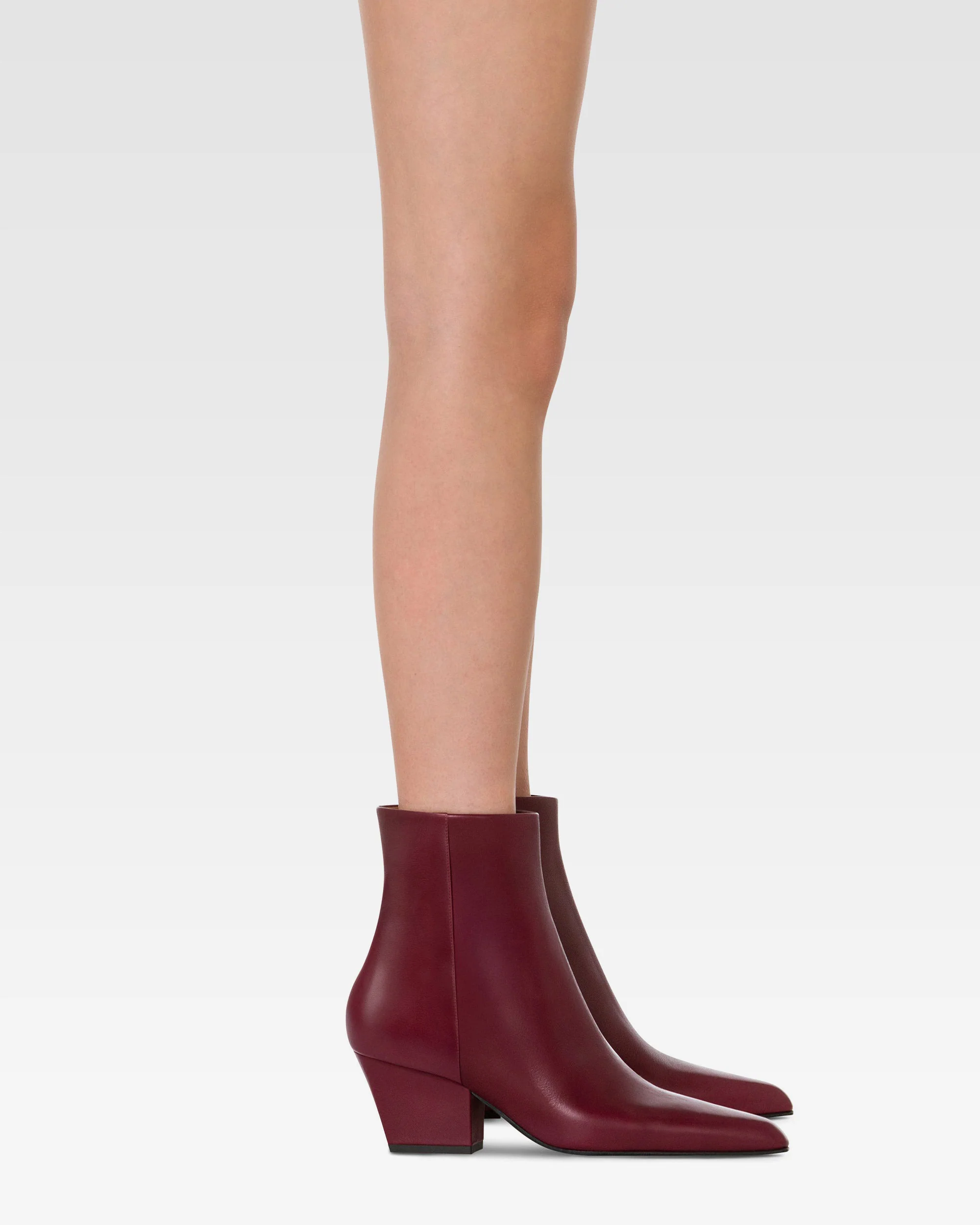 Ankle boots in rouge noir calf leather
