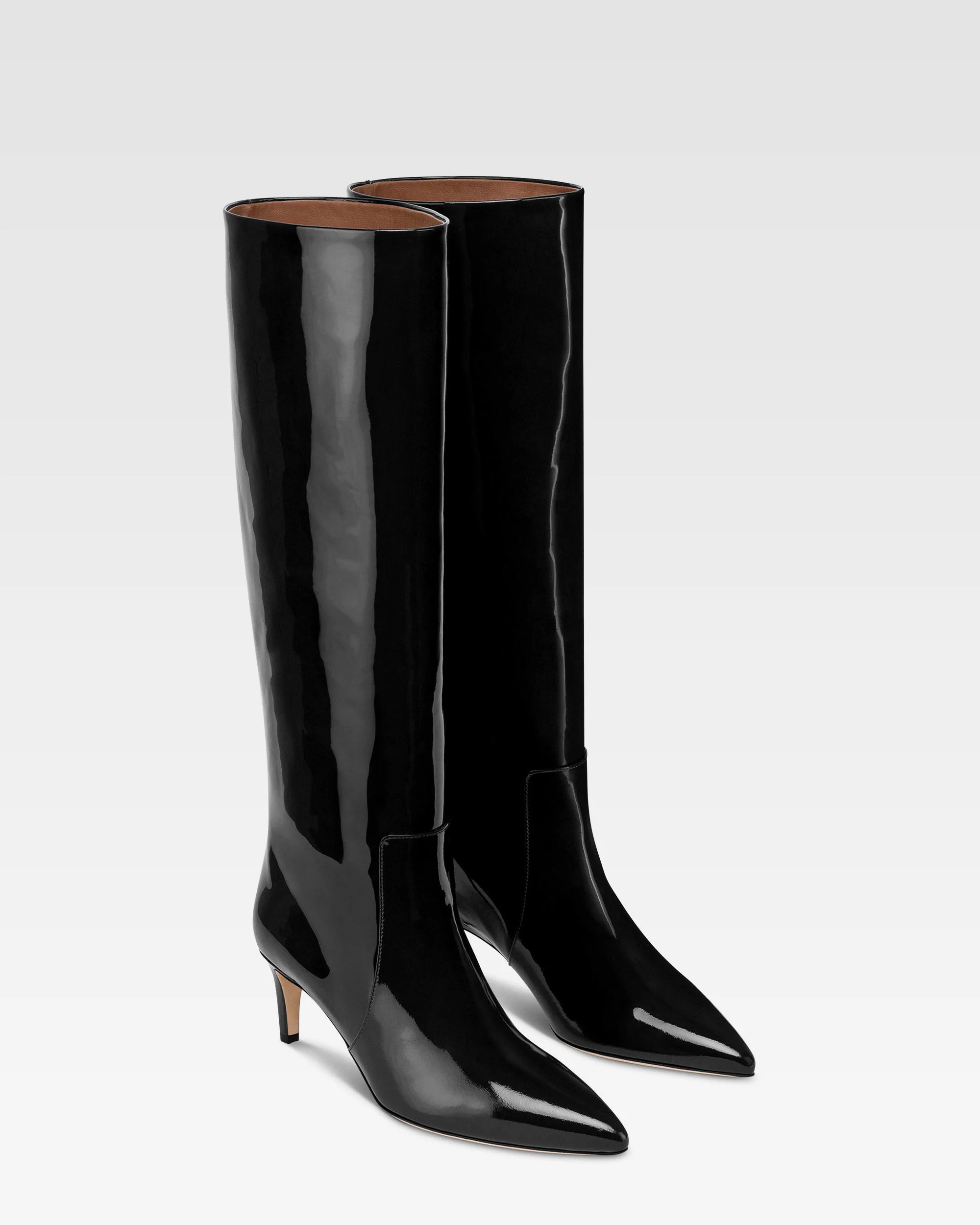 Boots in black patent leather.