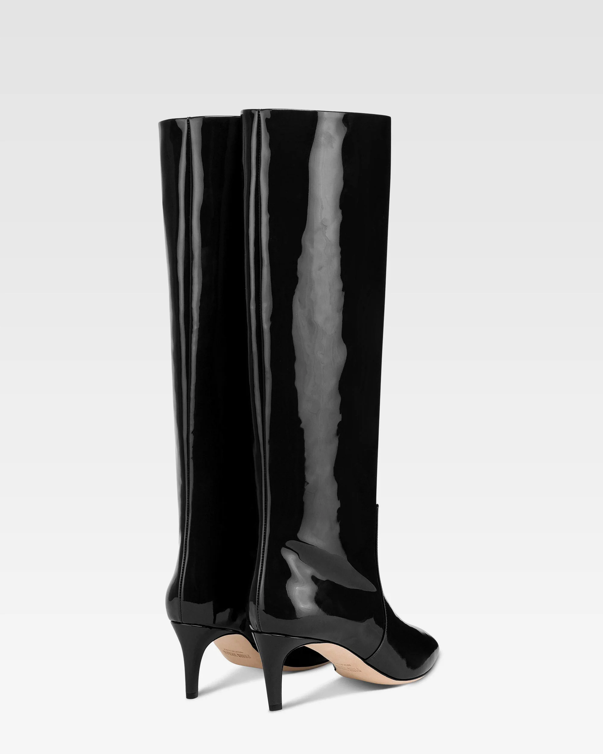 Boots in black patent leather. 3 Boots in black patent leather.