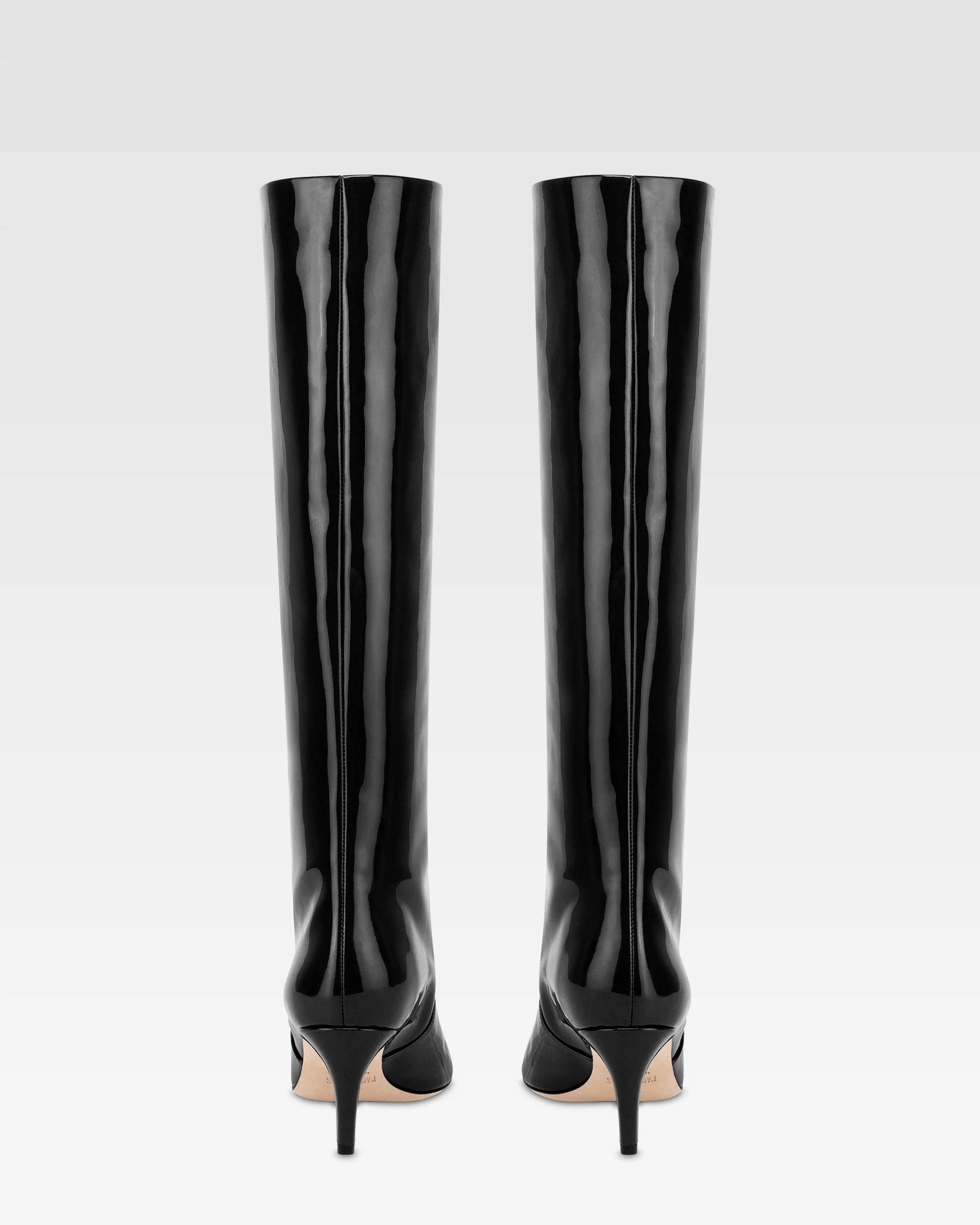 Boots in black patent leather. 4 Boots in black patent leather.