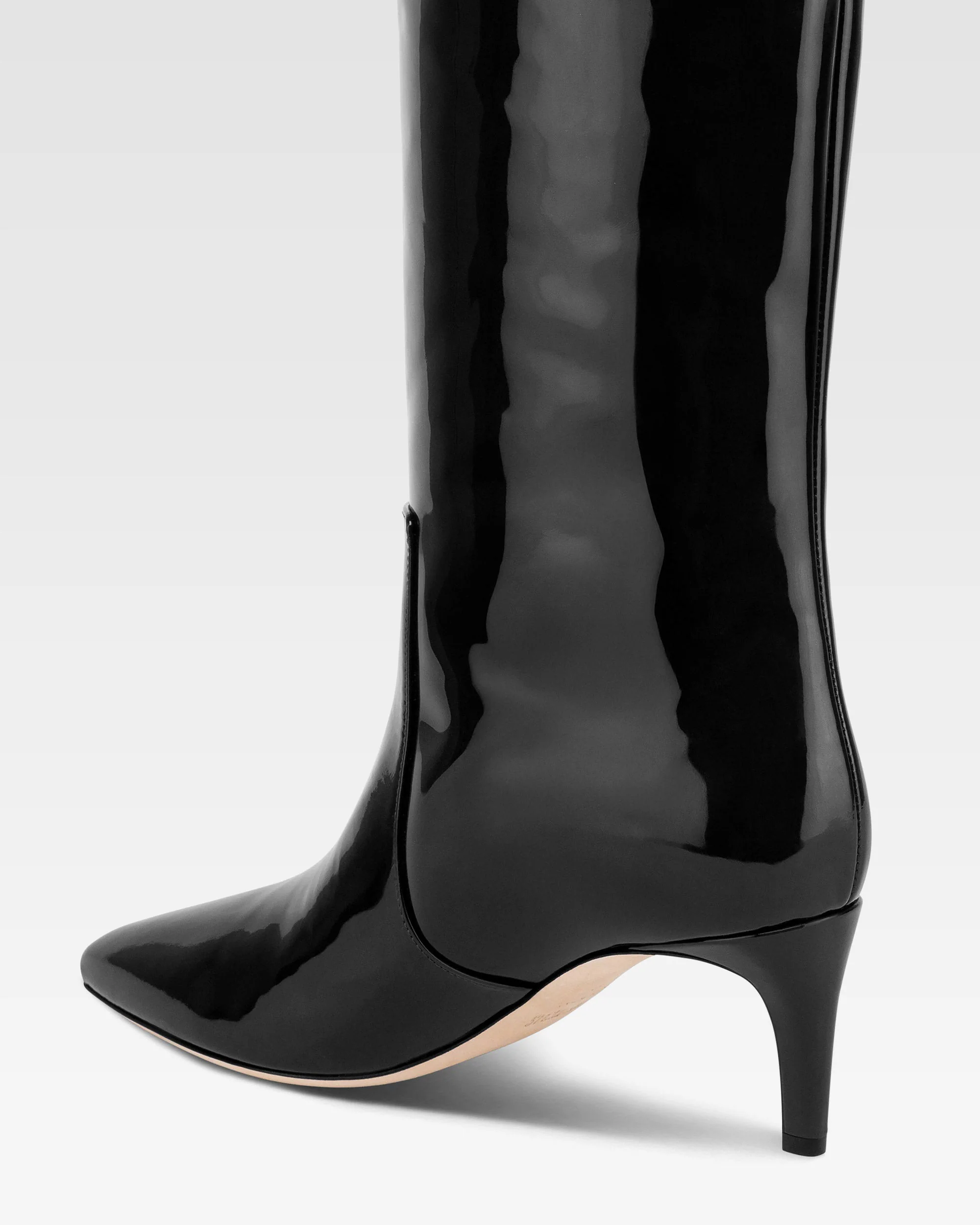 Boots in black patent leather. 5 Boots in black patent leather.